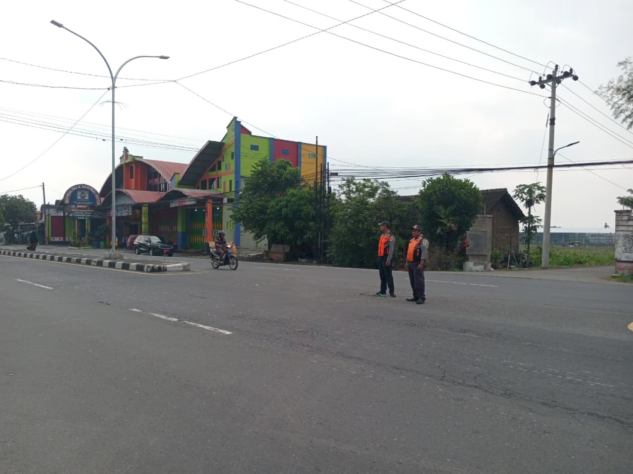 17 Personel Dishub Klaten Amankan Lalin Takziah Alm. Wakil Bupati Benny Indra