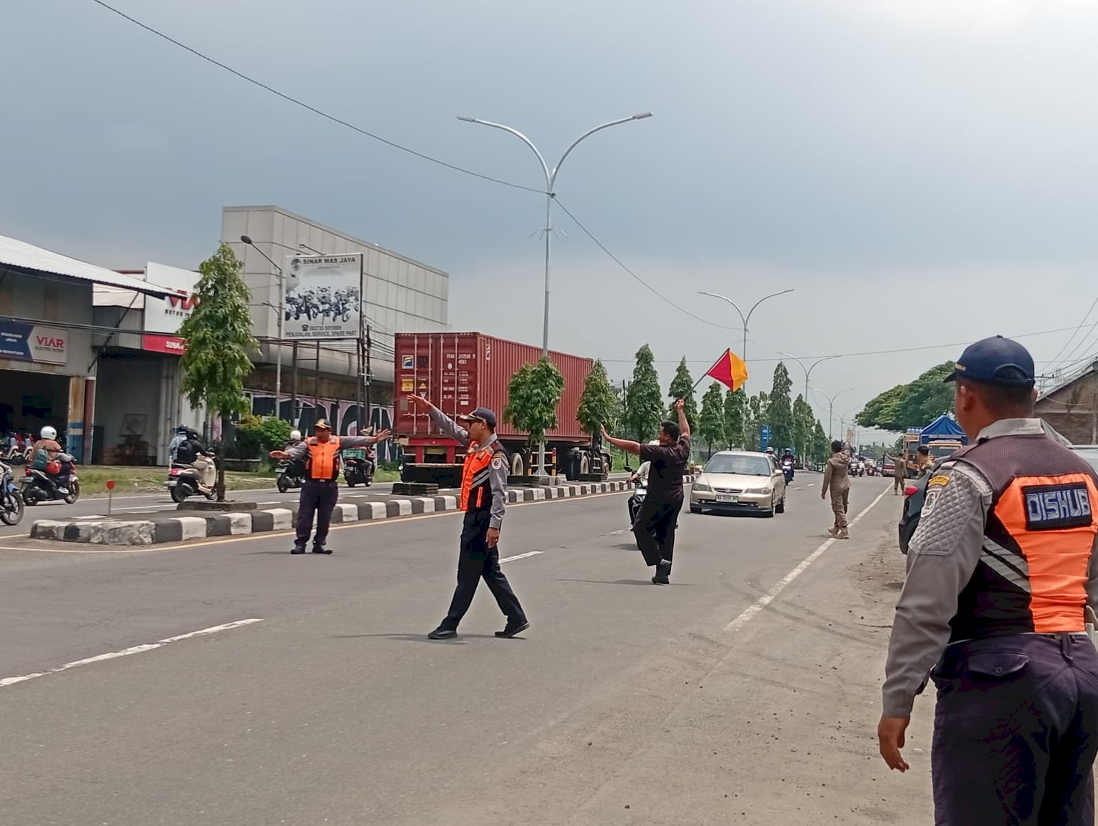 17 Personel Dishub Klaten Amankan Lalin Takziah Alm. Wakil Bupati Benny Indra