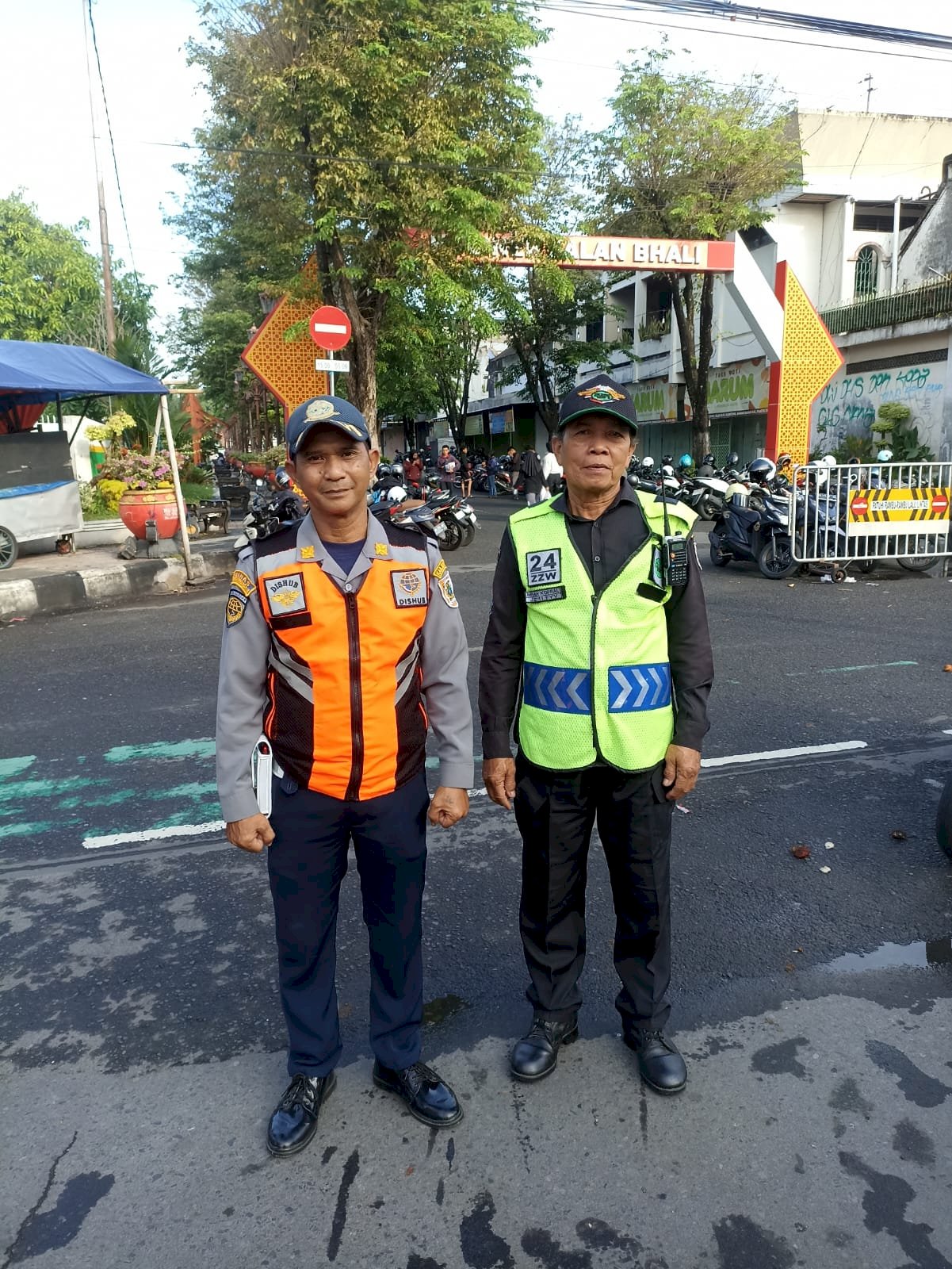 Klaten Berduka, CFD Tetap Berjalan: Pedagang  CFD Kenakan Hitam untuk Almarhum WaBup Benny