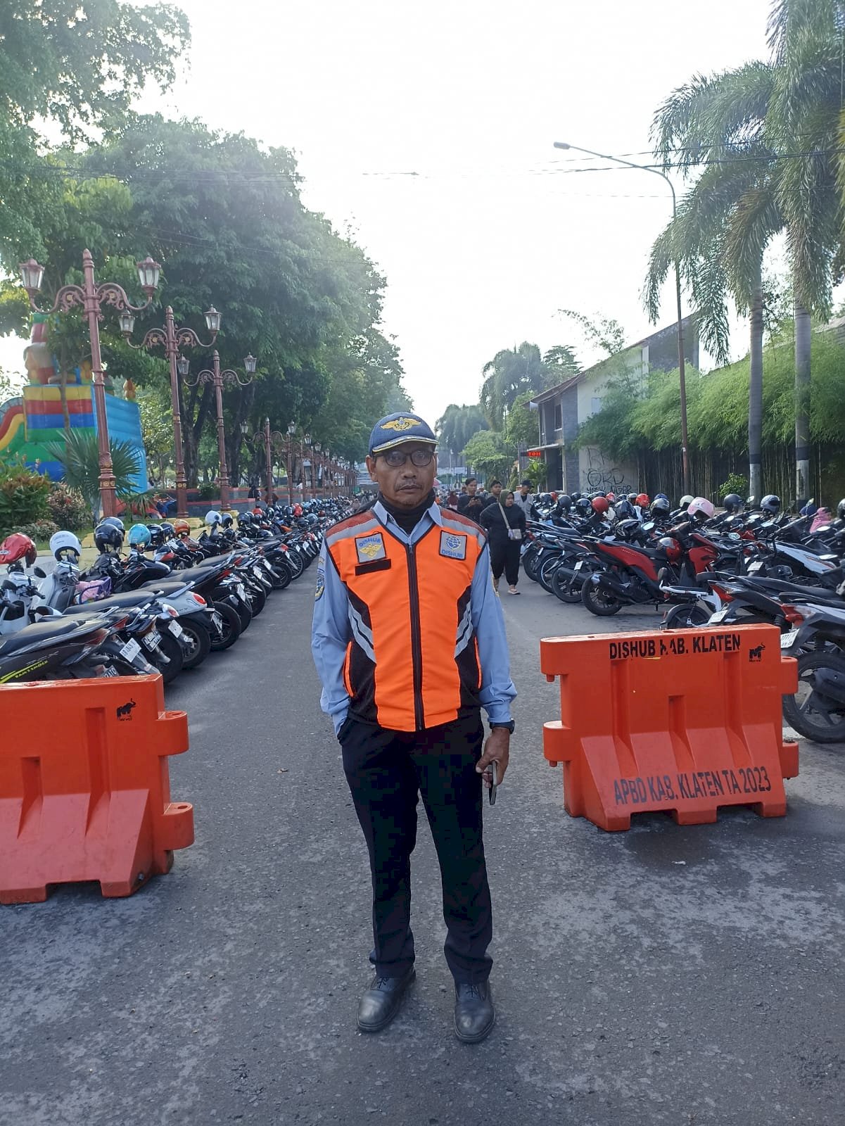 Klaten Berduka, CFD Tetap Berjalan: Pedagang  CFD Kenakan Hitam untuk Almarhum WaBup Benny