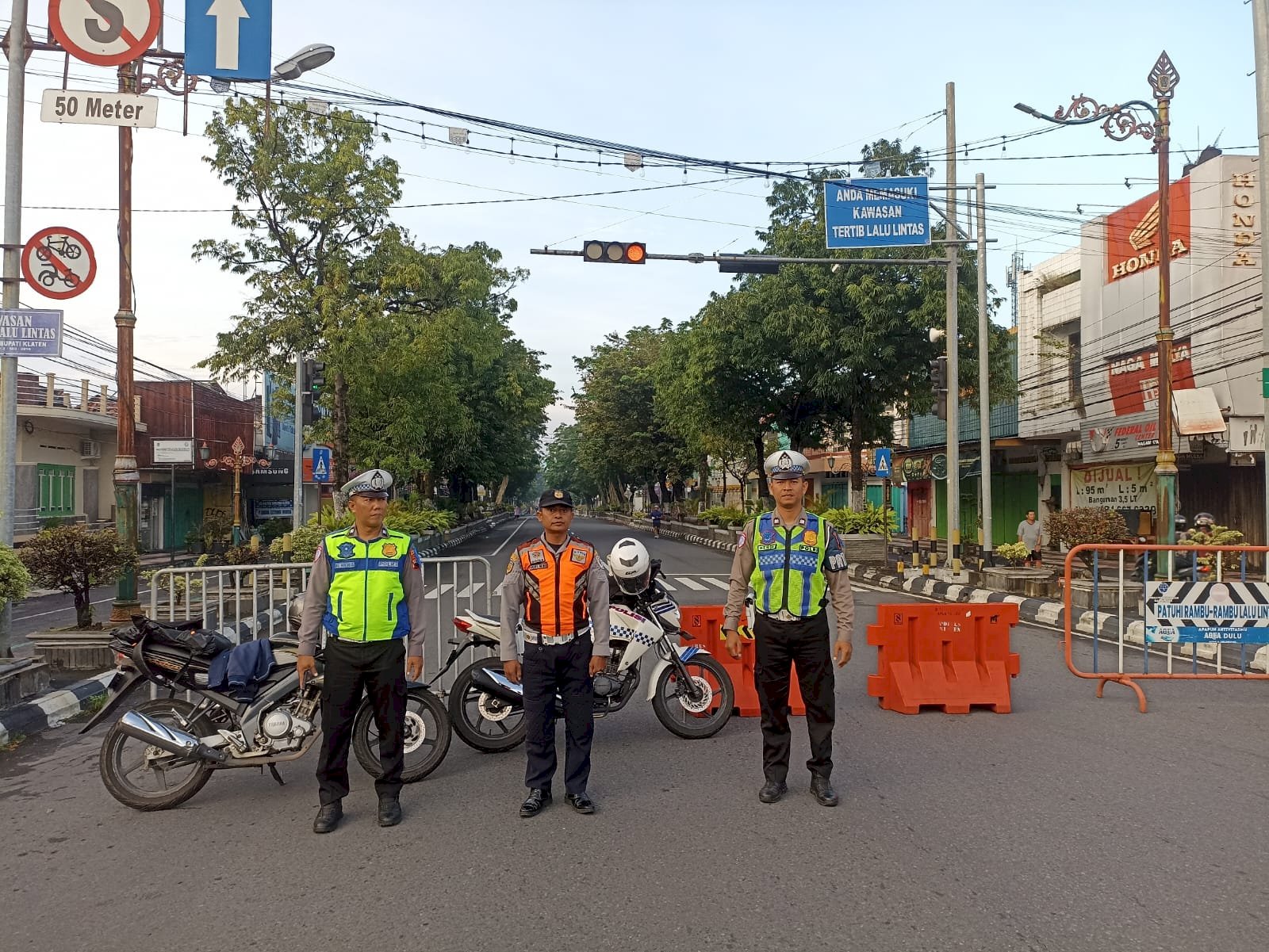 Klaten Berduka, CFD Tetap Berjalan: Pedagang  CFD Kenakan Hitam untuk Almarhum WaBup Benny