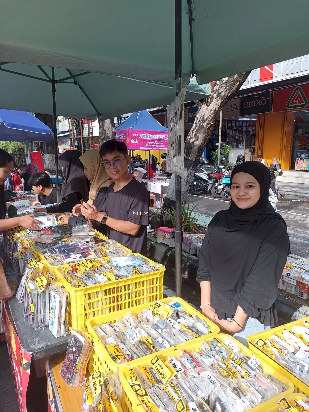 Klaten Berduka, CFD Tetap Berjalan: Pedagang  CFD Kenakan Hitam untuk Almarhum WaBup Benny