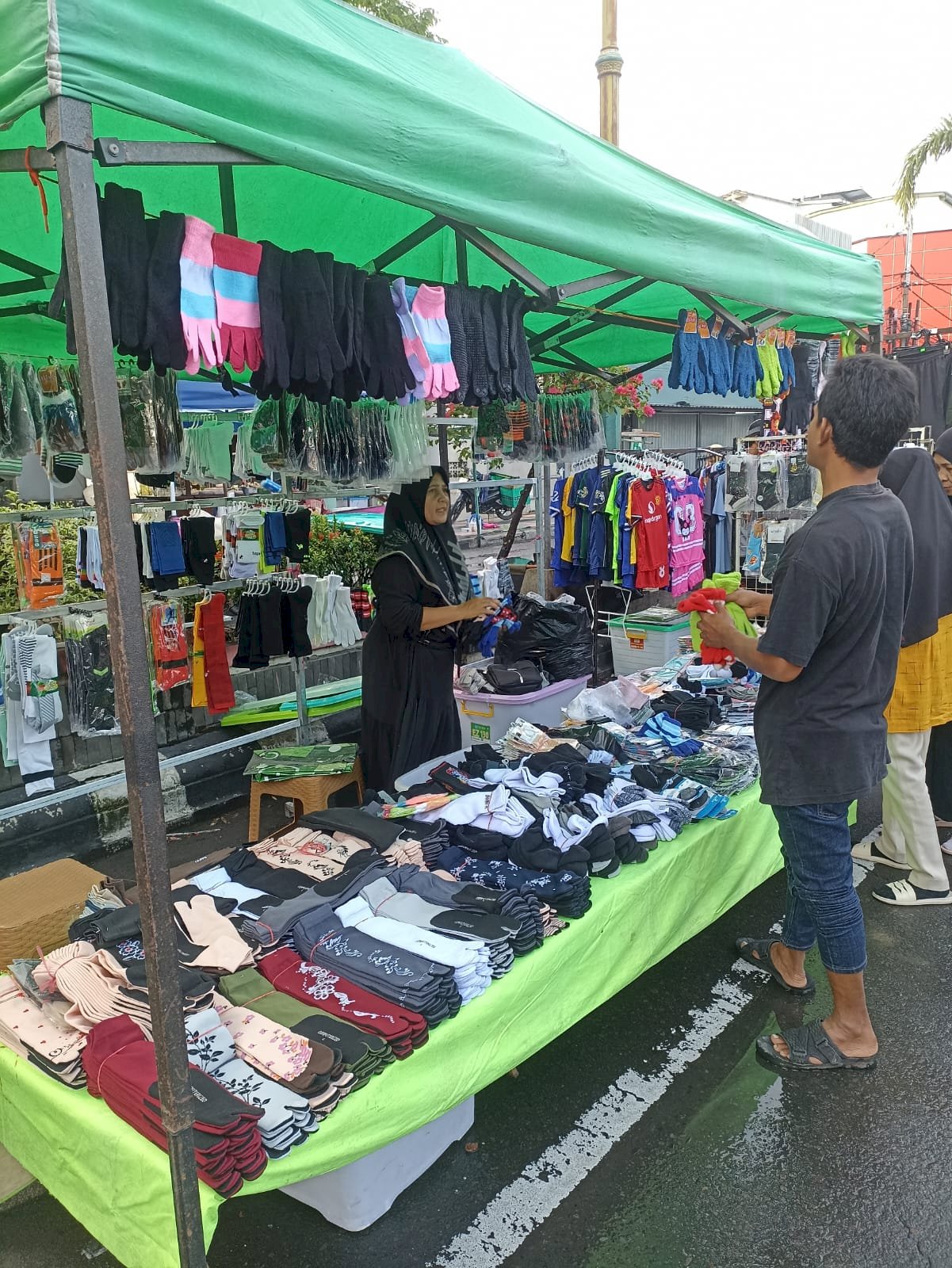 Klaten Berduka, CFD Tetap Berjalan: Pedagang  CFD Kenakan Hitam untuk Almarhum WaBup Benny