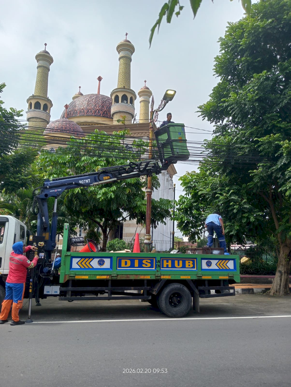 Kabel Bawah Putus, Tim PJU Dishub Klaten Ganti Jaringan Atas di Utara Masjid Al Aqsha