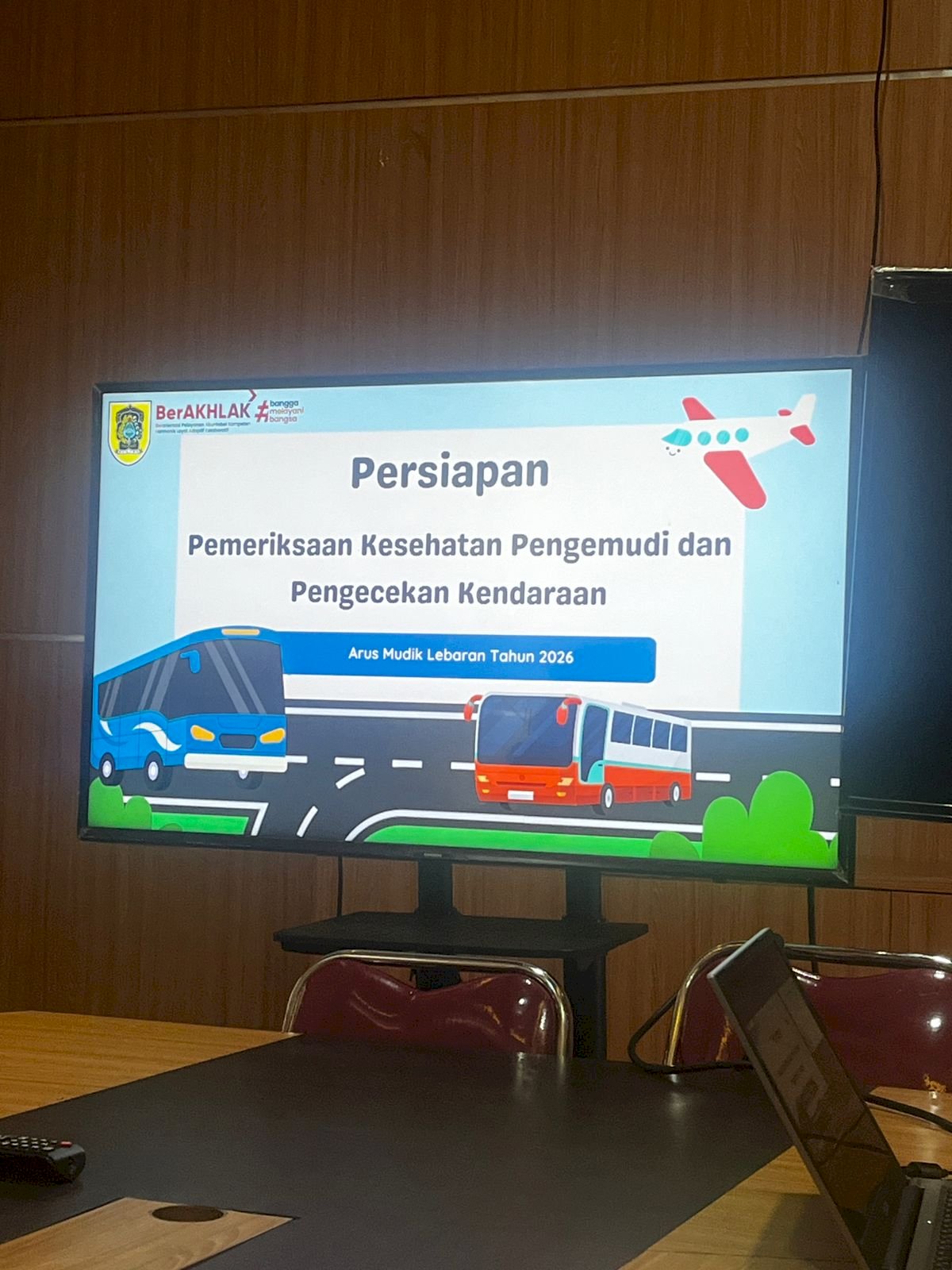 Jelang Mudik Lebaran, Bupati Klaten Pimpin Rampcheck Bus dan Apel Gabungan Ambulans