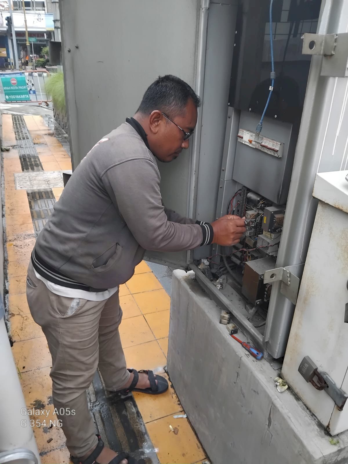 Relay Terbakar? Tim Traffic Dishub Klaten Sigap Perbaiki Traffic Light Simpang Klatos!