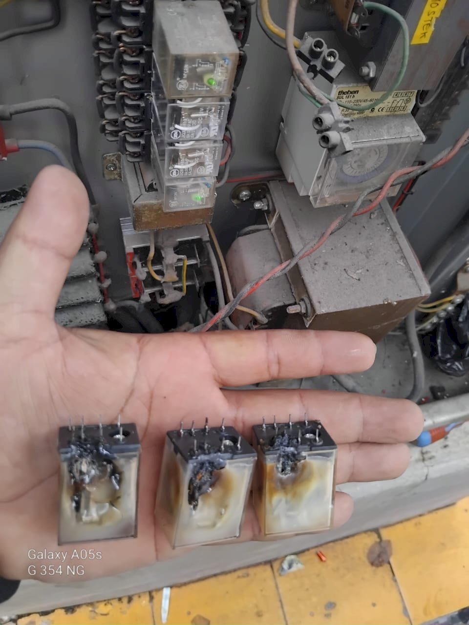 Relay Terbakar? Tim Traffic Dishub Klaten Sigap Perbaiki Traffic Light Simpang Klatos!