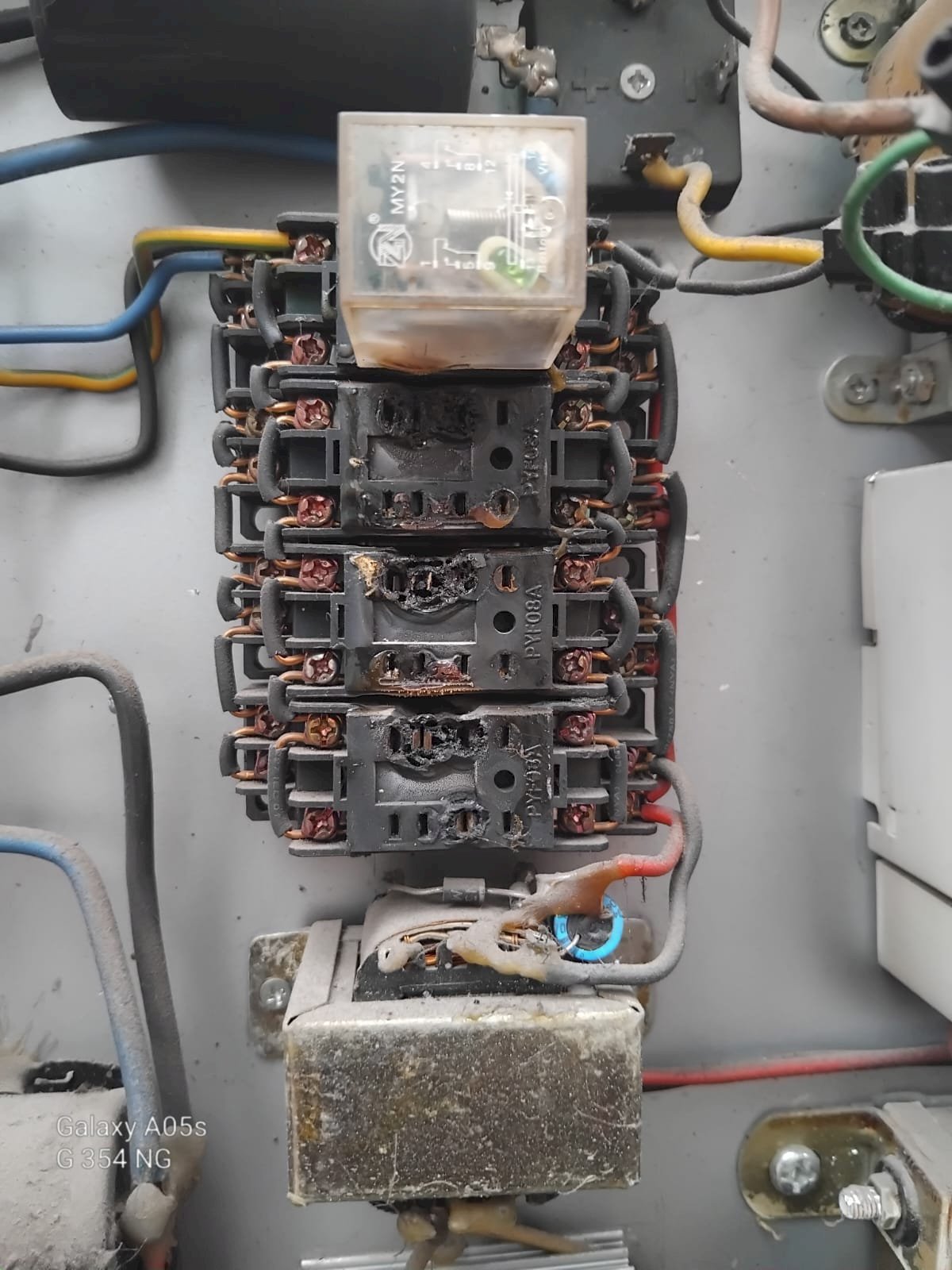 Relay Terbakar? Tim Traffic Dishub Klaten Sigap Perbaiki Traffic Light Simpang Klatos!