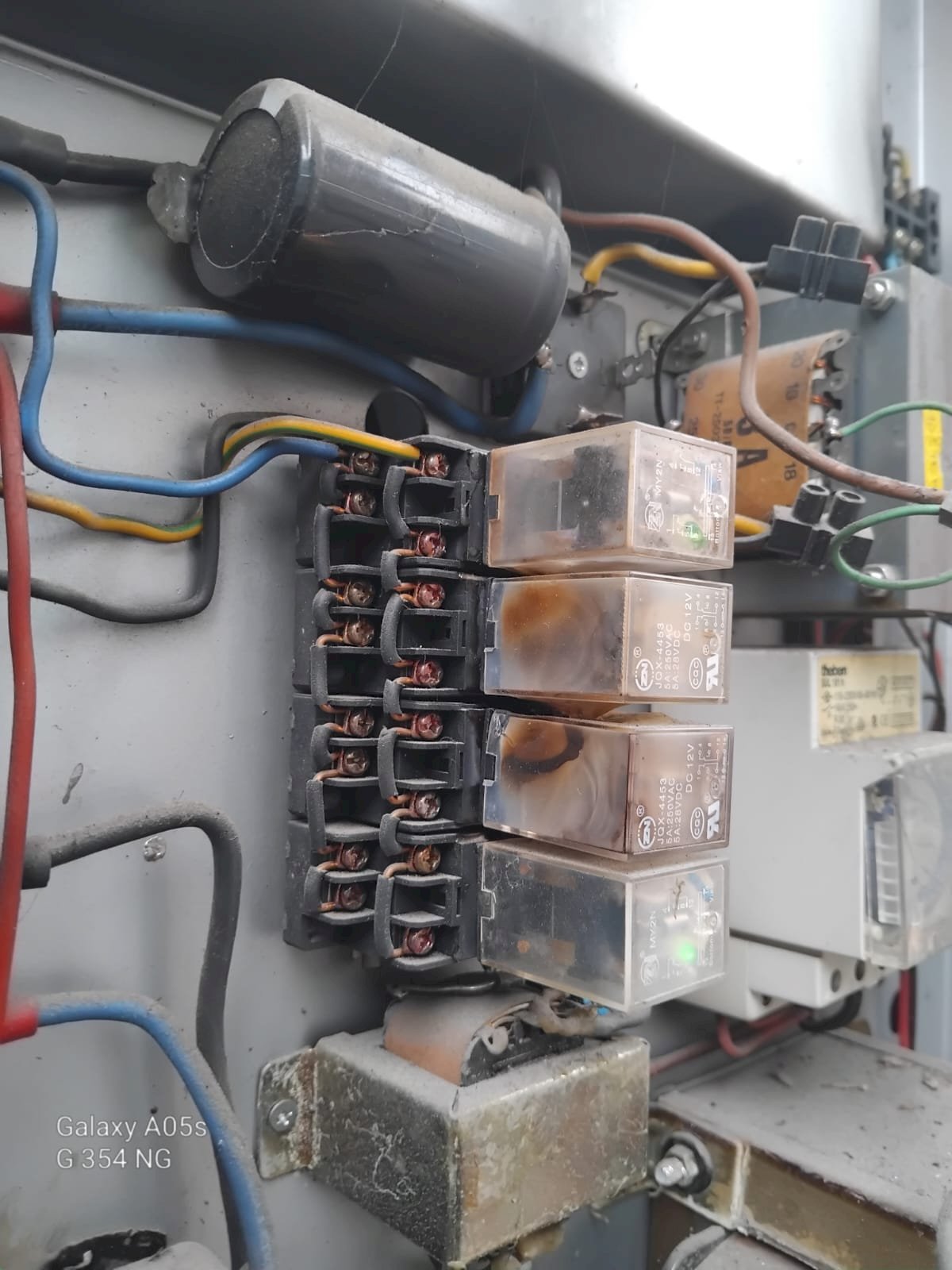 Relay Terbakar? Tim Traffic Dishub Klaten Sigap Perbaiki Traffic Light Simpang Klatos!