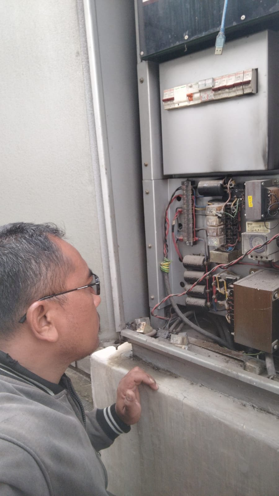 Relay Terbakar? Tim Traffic Dishub Klaten Sigap Perbaiki Traffic Light Simpang Klatos!