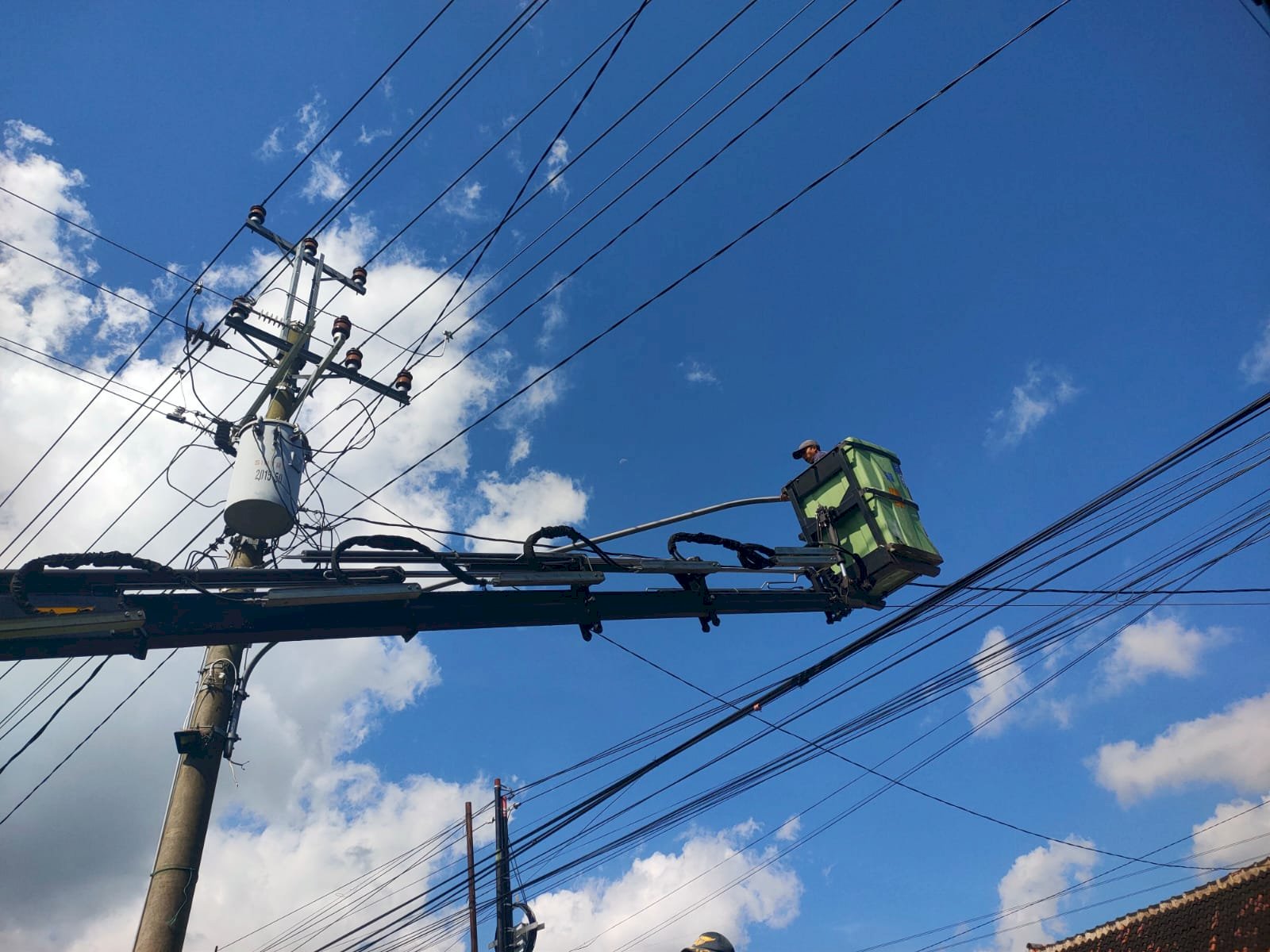 Tim PJU Dishub Klaten Ganti Lampu LED 60W di Ruas Jalan RSI Drono 
