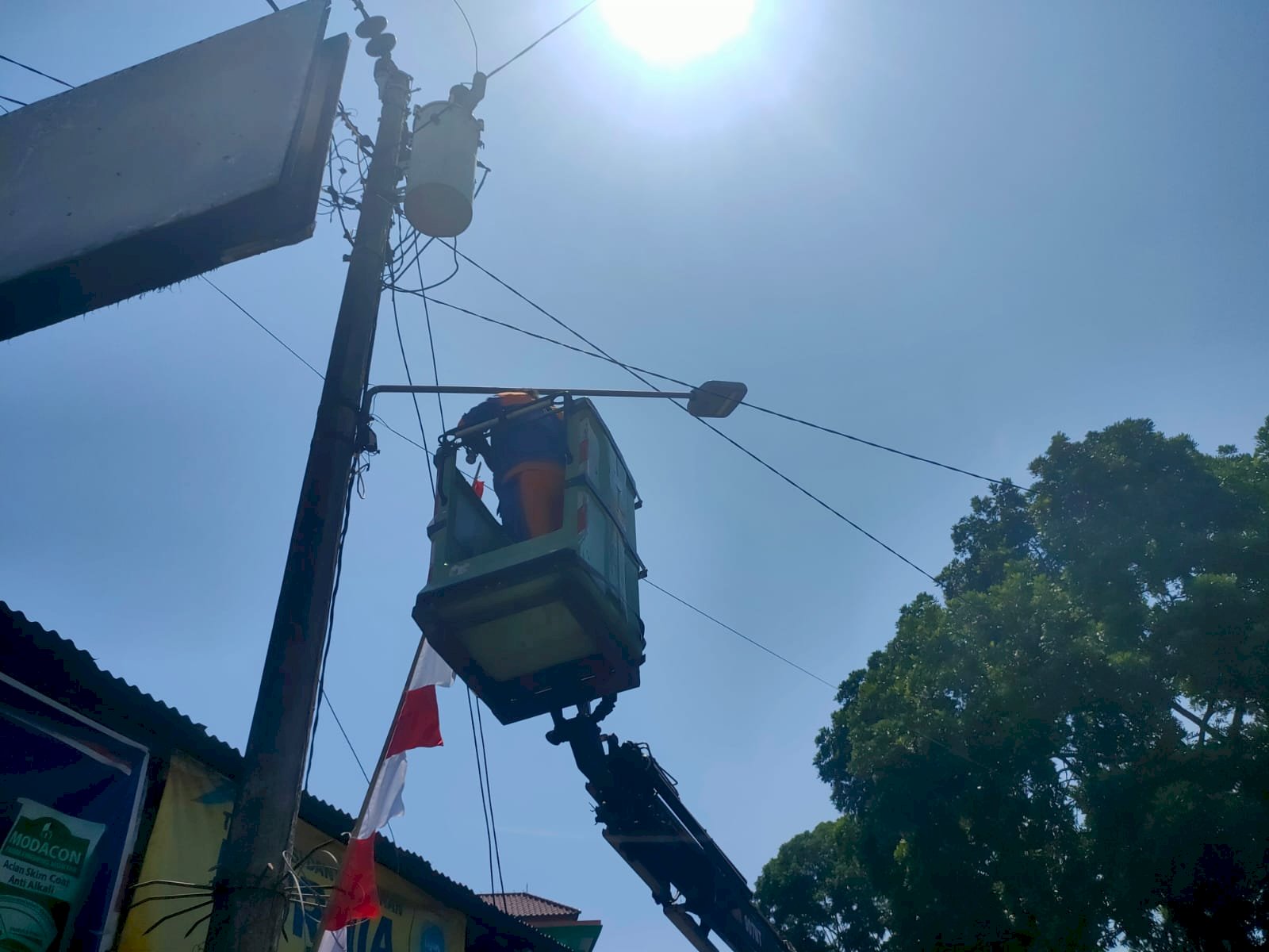 Panas Terik, Tim PJU Klaten Betulkan Jaringan Induk