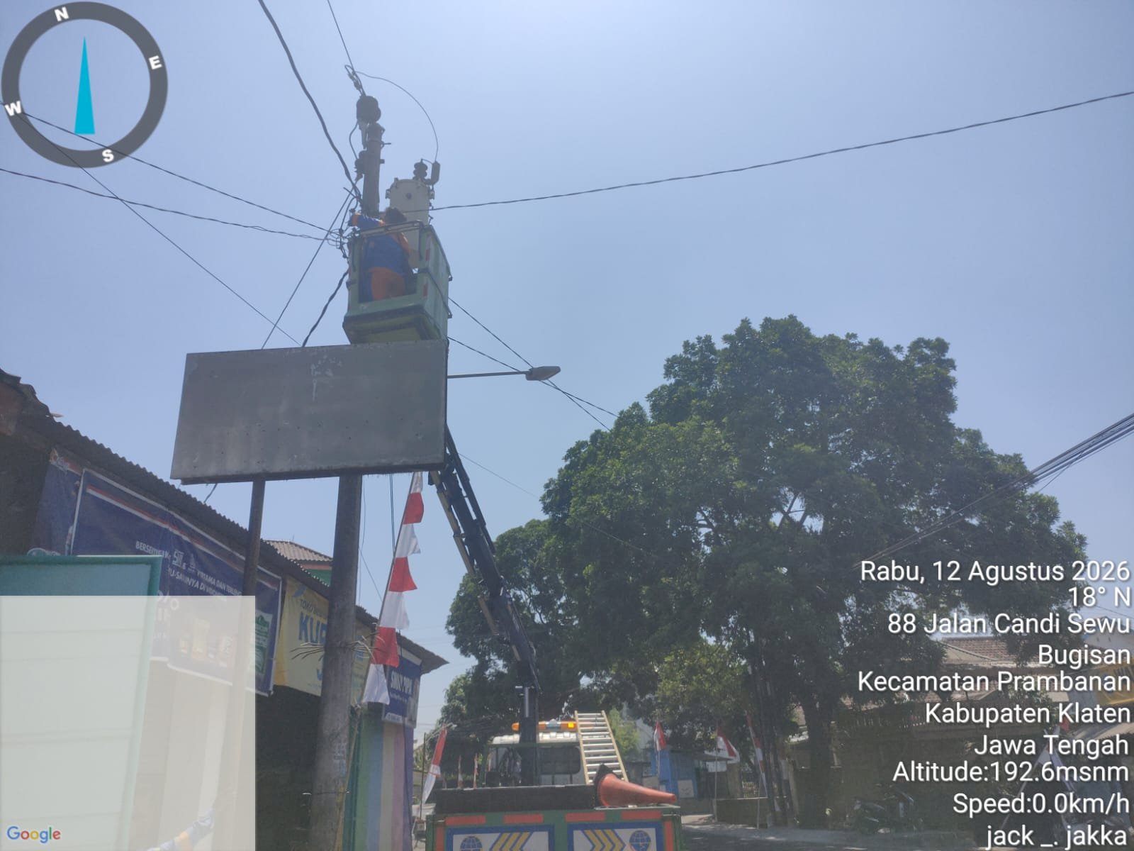 Panas Terik, Tim PJU Klaten Betulkan Jaringan Induk