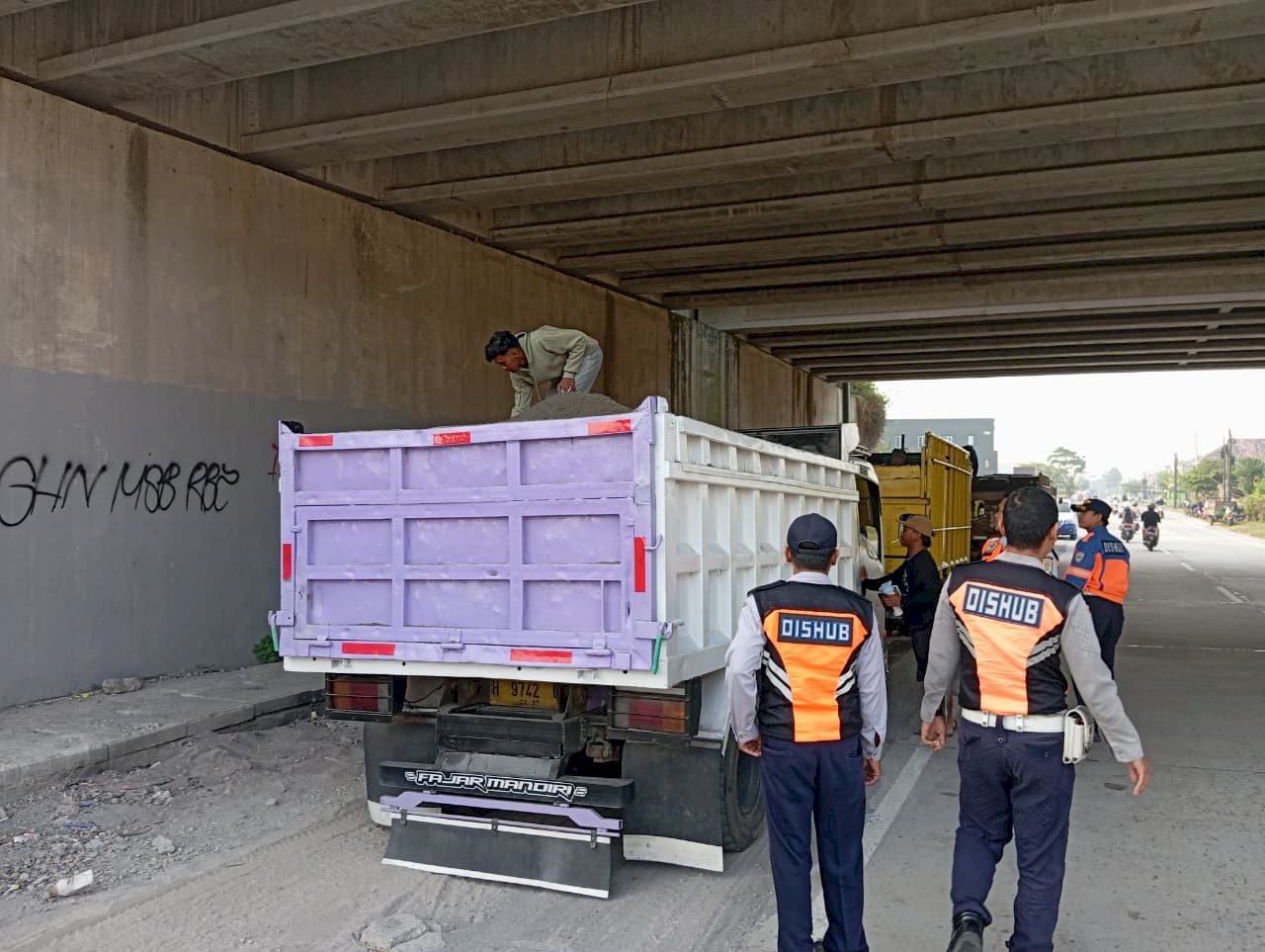 Truk Golongan C Diciduk Dishub Saat Jam Sibuk Sekolah