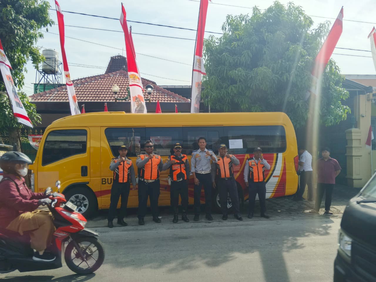 Dari Yogyakarta ke Klaten, Pengawalan Penuh Kehormatan