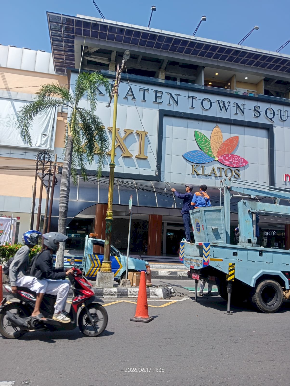 Menggantung Tinggi, Tim PJU Percantik Depan Klatos