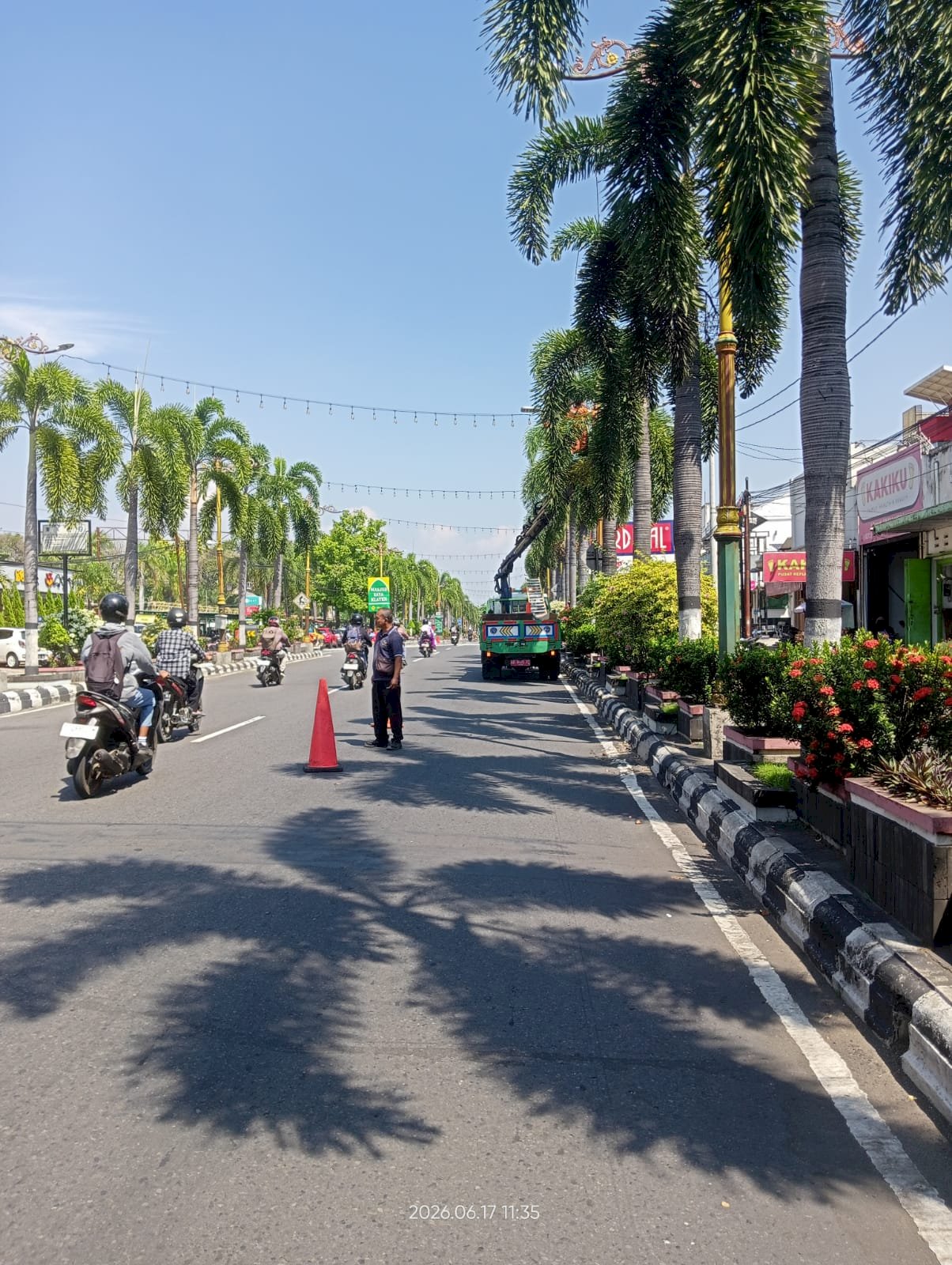 Menggantung Tinggi, Tim PJU Percantik Depan Klatos