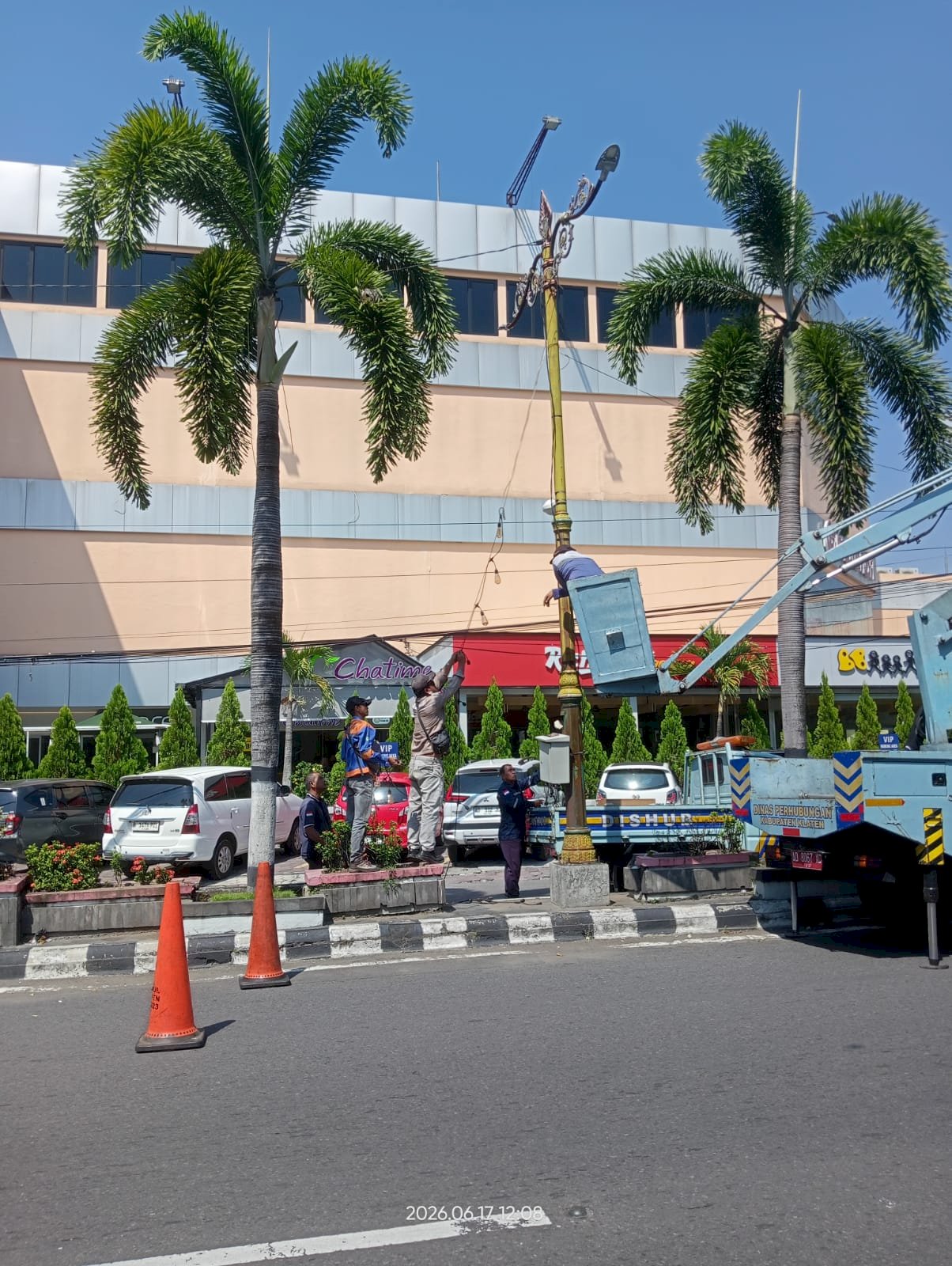 Menggantung Tinggi, Tim PJU Percantik Depan Klatos