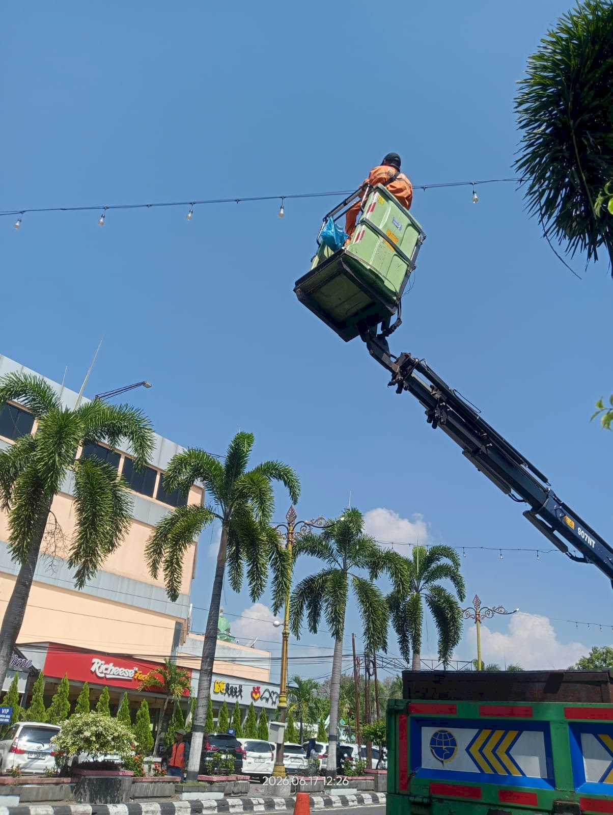 Menggantung Tinggi, Tim PJU Percantik Depan Klatos