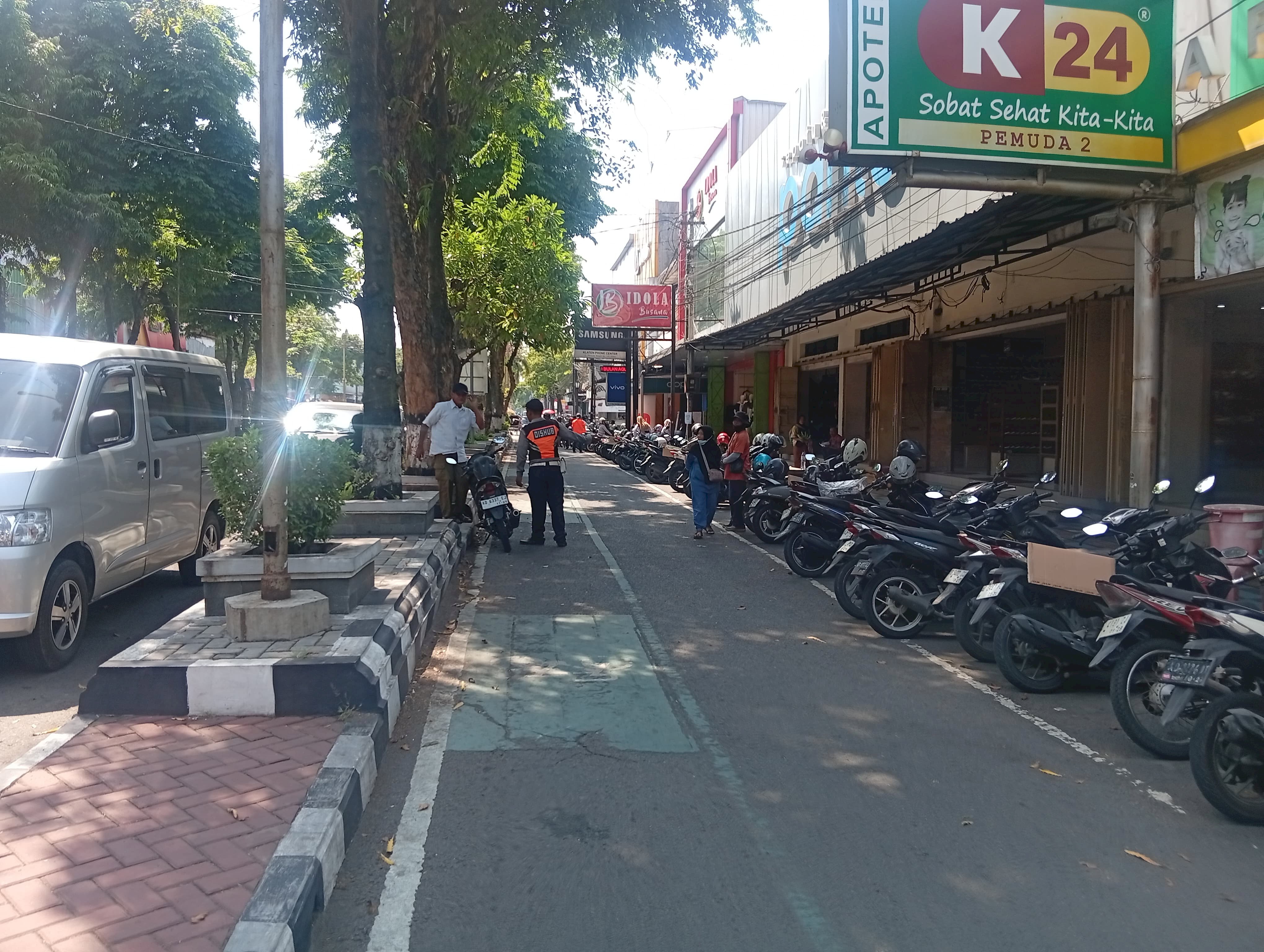 Aduan Warga Berujung Penindakan Parkir di Depan Laris
