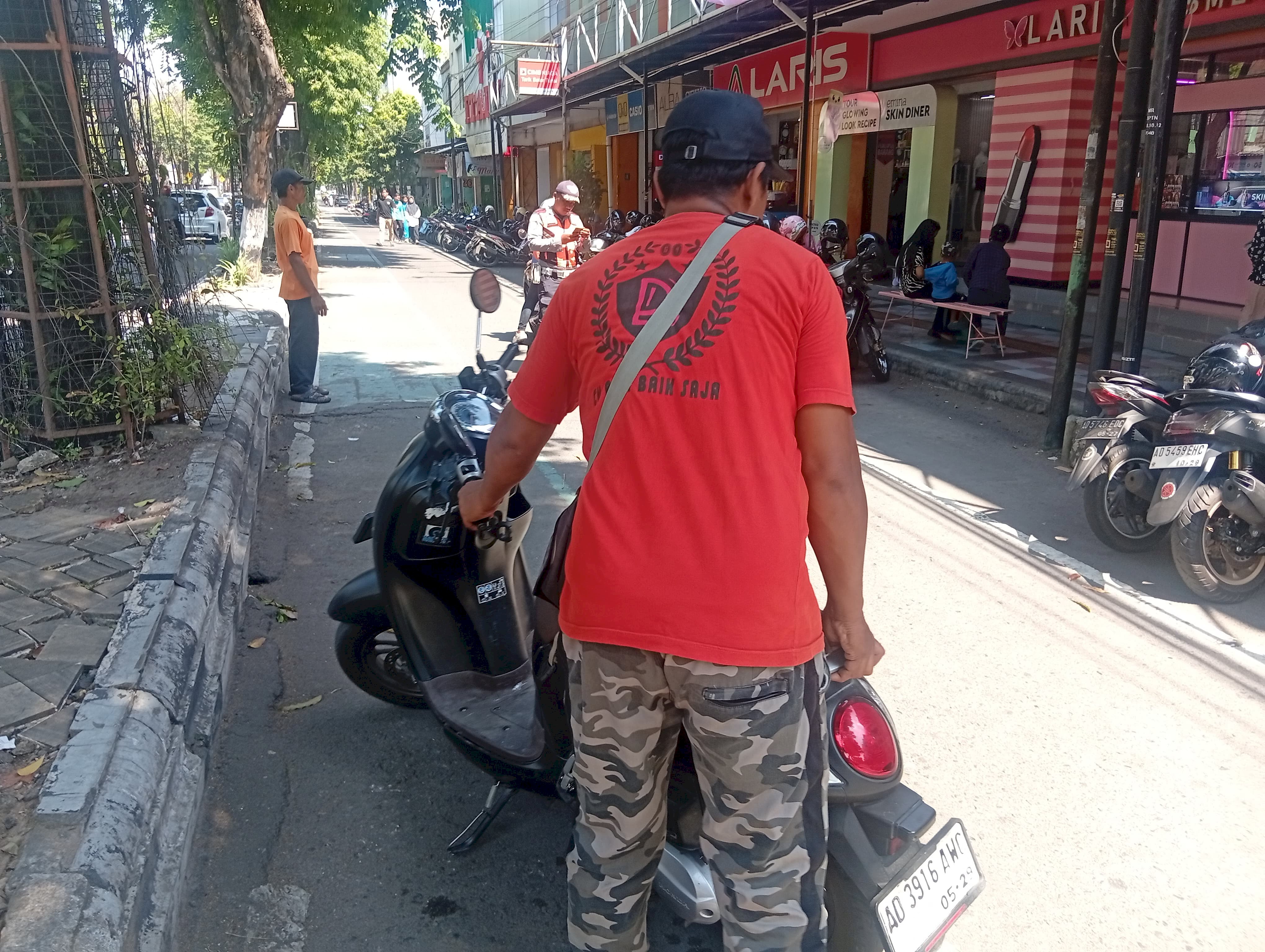 Aduan Warga Berujung Penindakan Parkir di Depan Laris