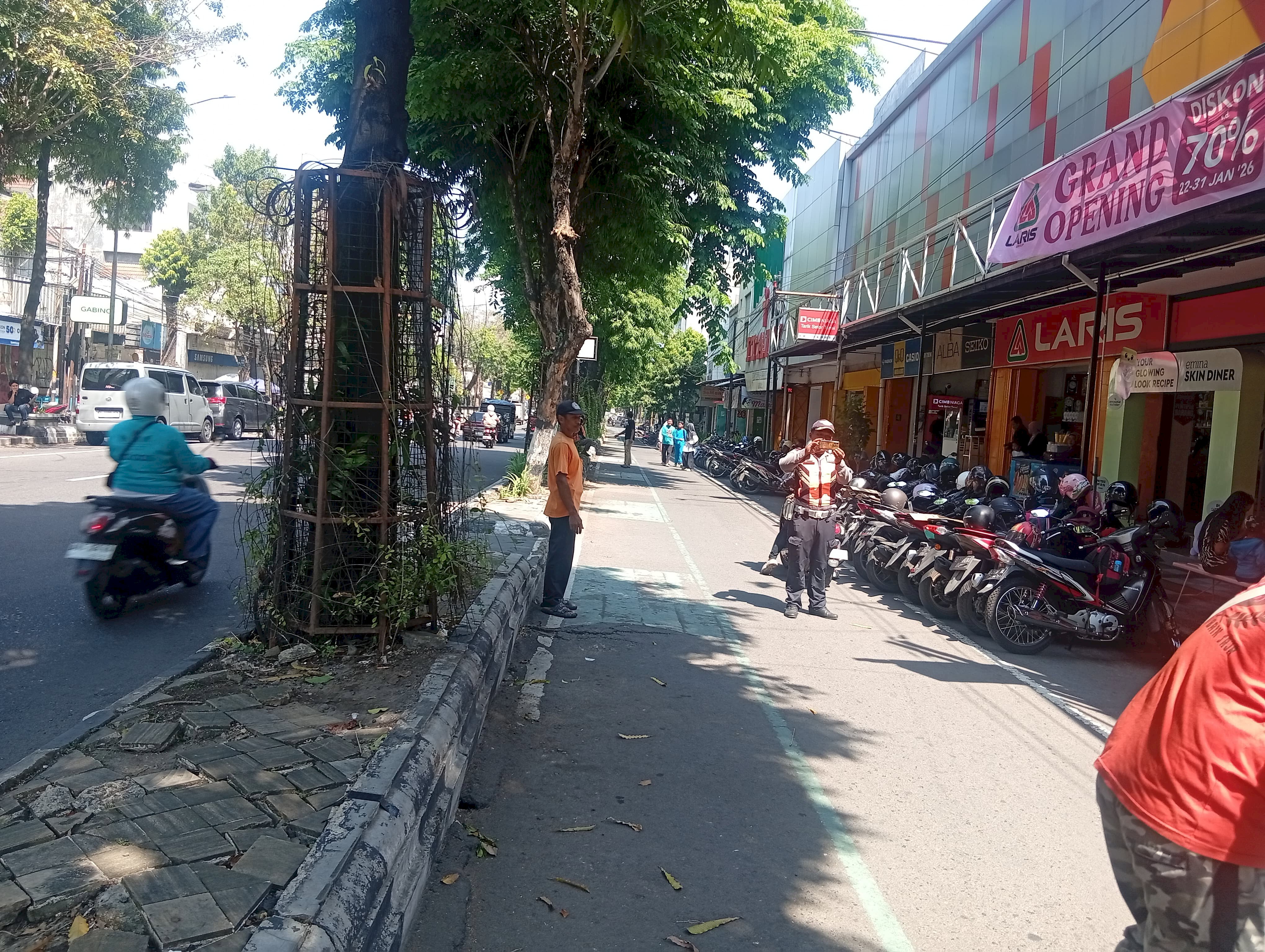 Aduan Warga Berujung Penindakan Parkir di Depan Laris