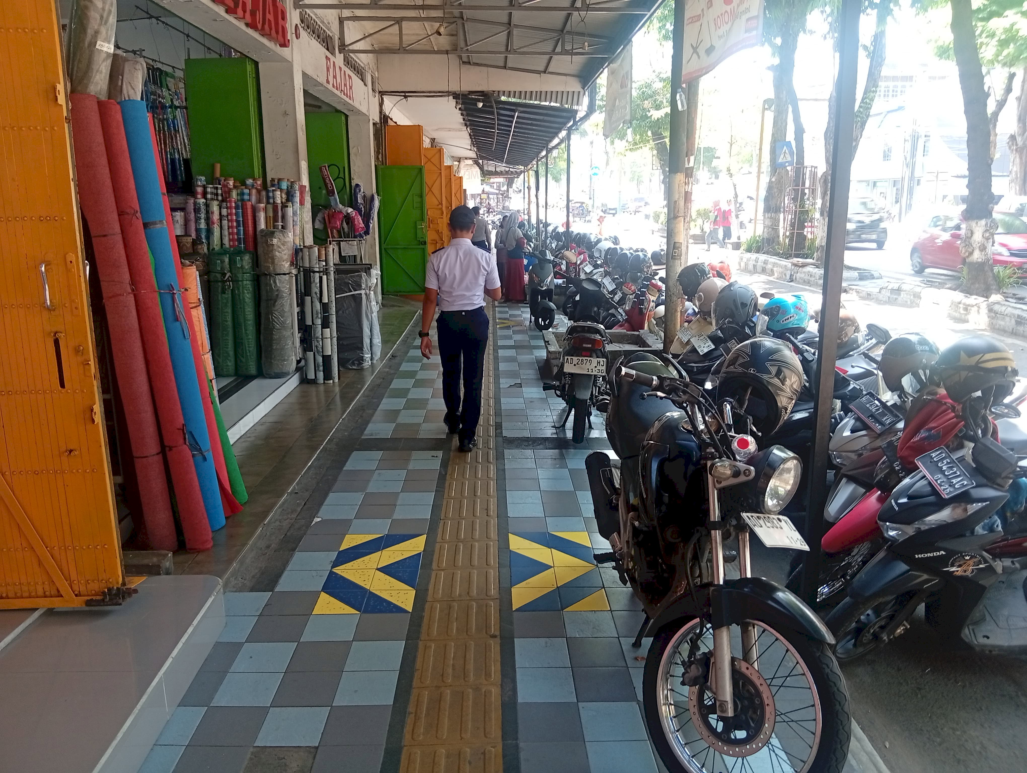 Aduan Warga Berujung Penindakan Parkir di Depan Laris