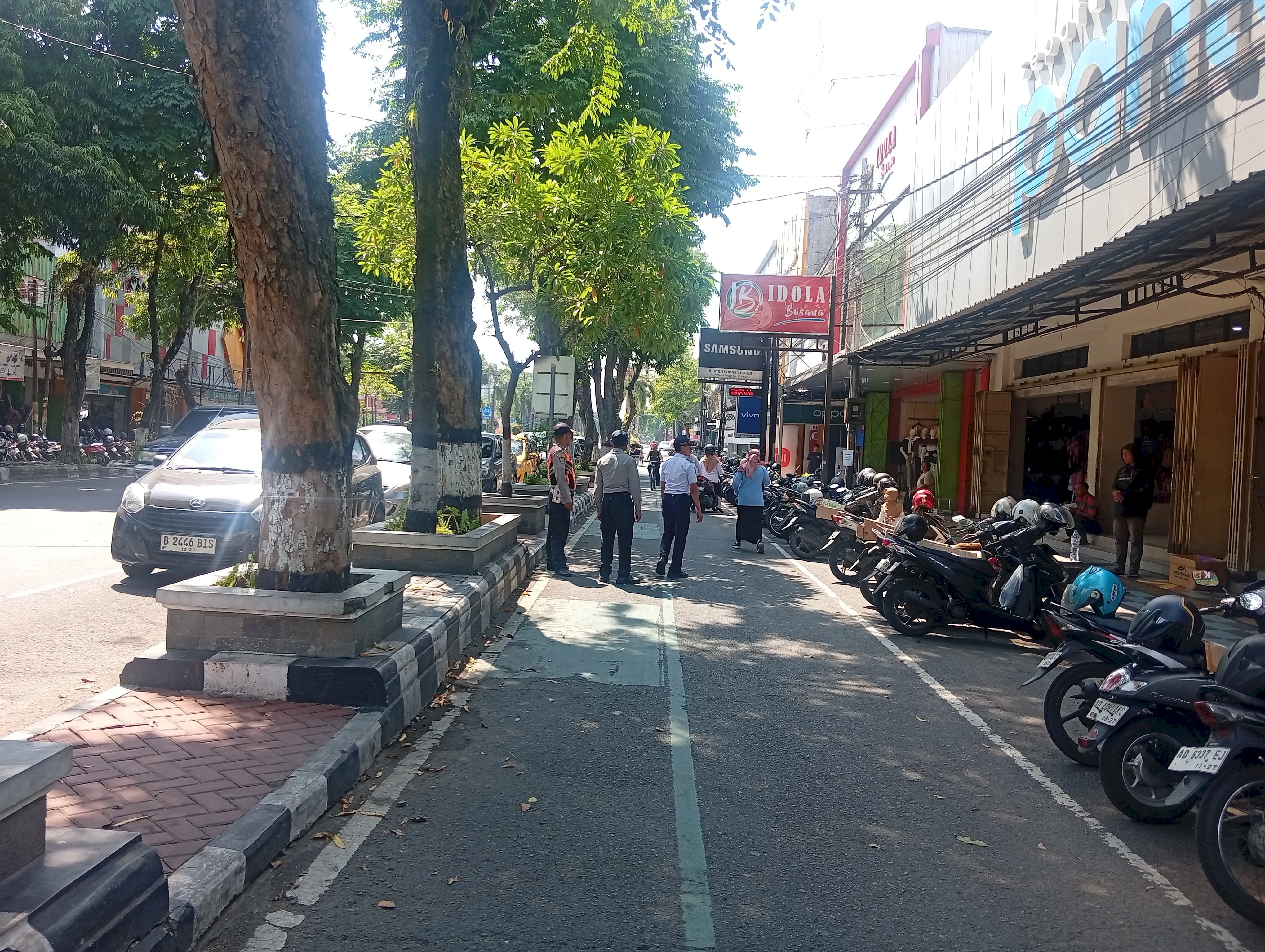 Aduan Warga Berujung Penindakan Parkir di Depan Laris
