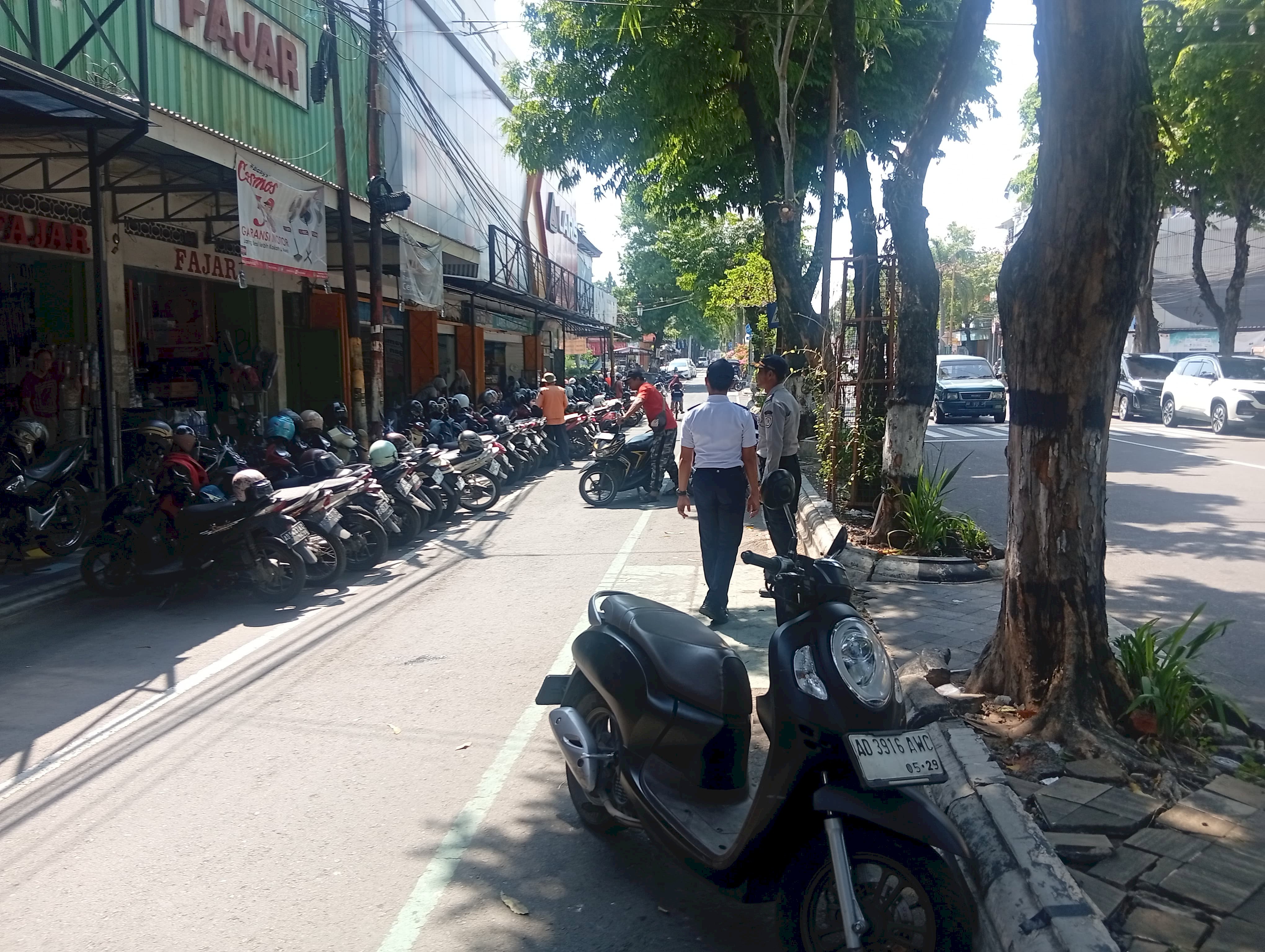 Aduan Warga Berujung Penindakan Parkir di Depan Laris