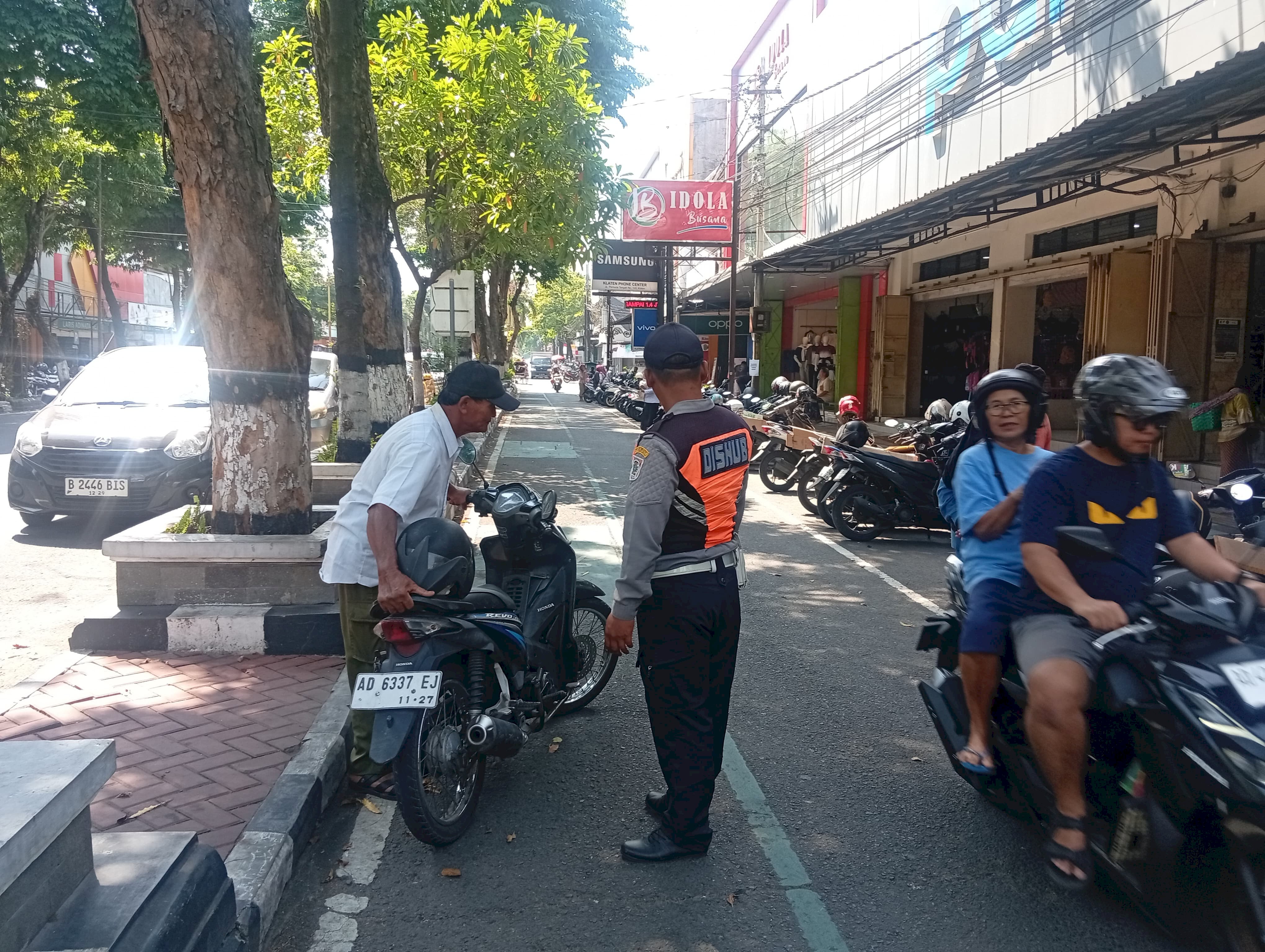 Aduan Warga Berujung Penindakan Parkir di Depan Laris