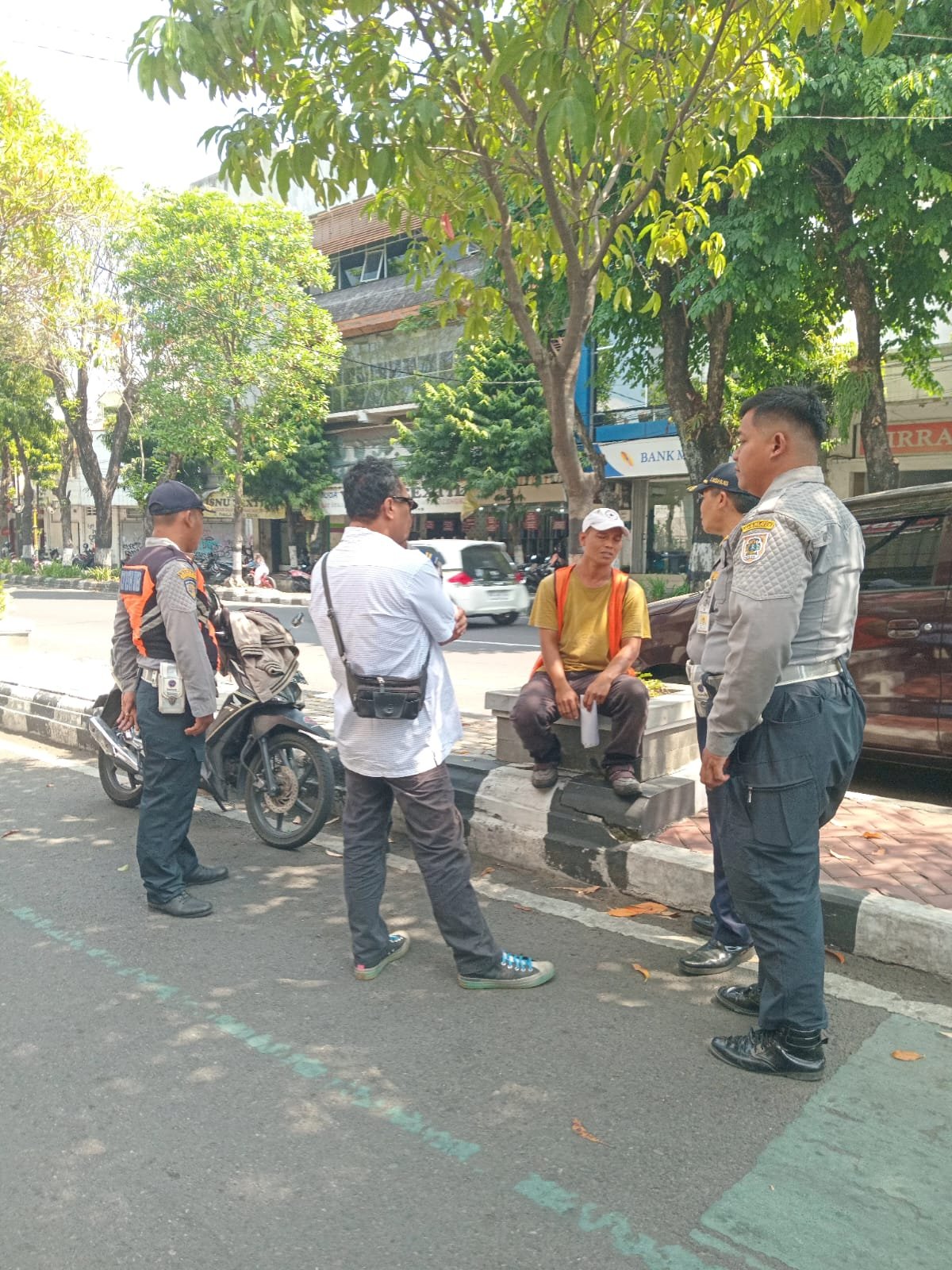 Aduan Warga Berujung Penindakan Parkir di Depan Laris