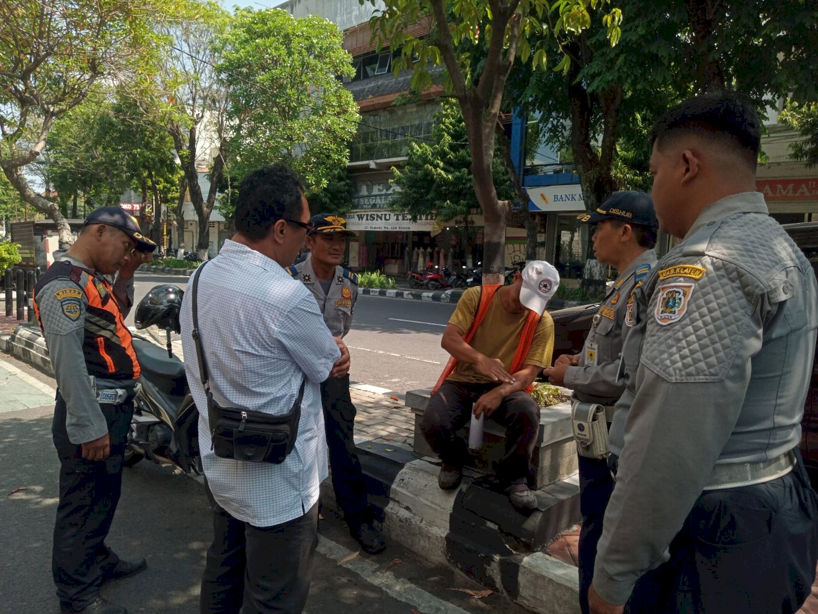 Aduan Warga Berujung Penindakan Parkir di Depan Laris