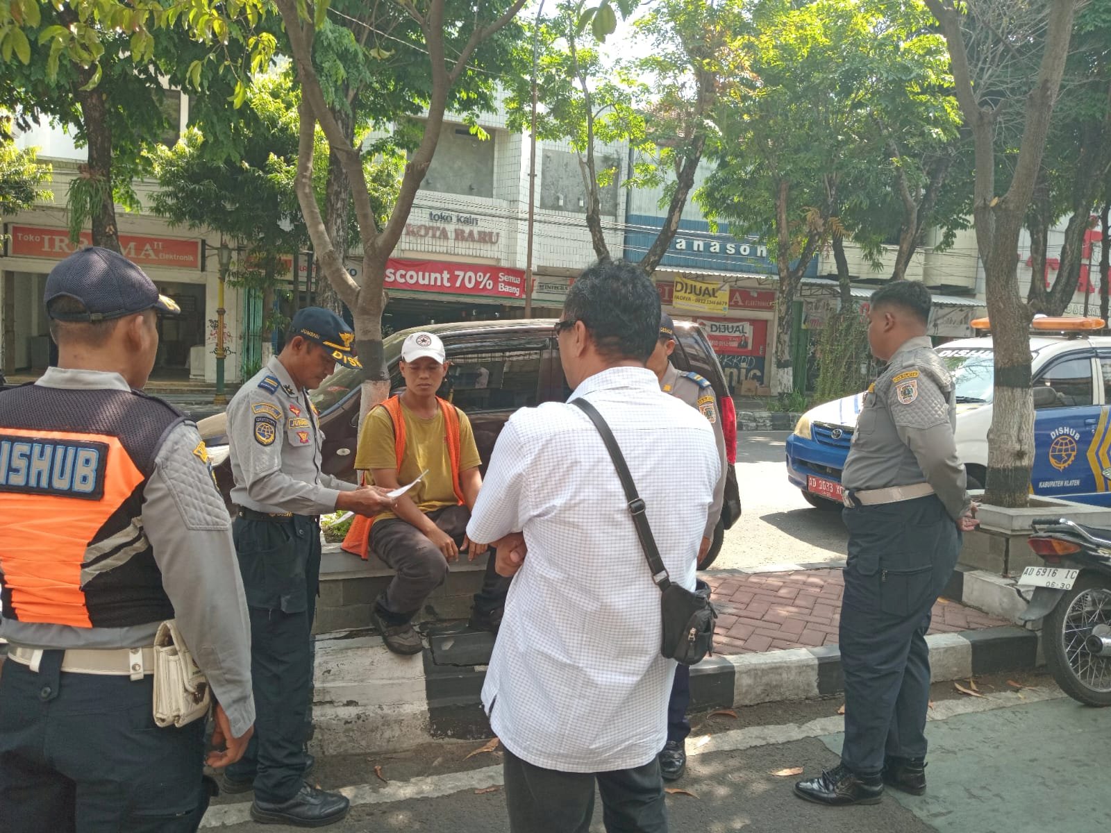 Aduan Warga Berujung Penindakan Parkir di Depan Laris