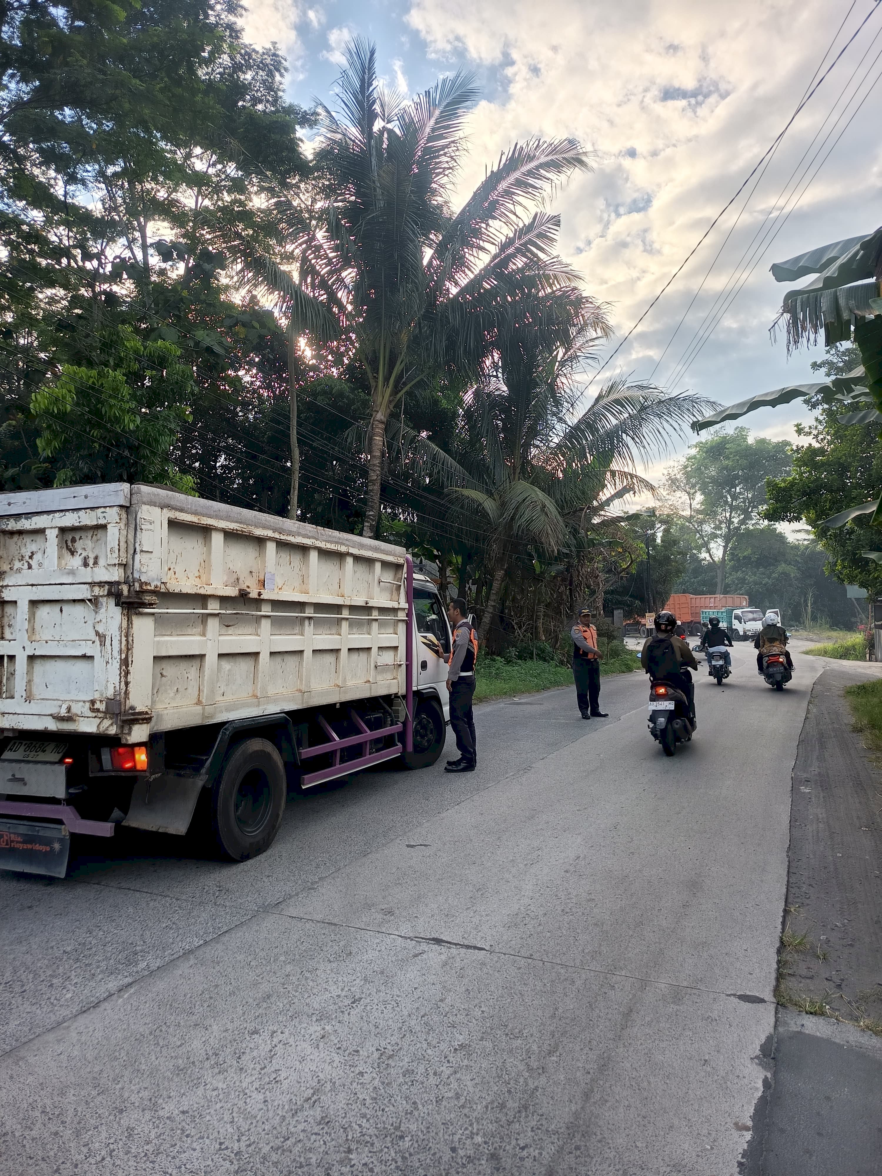 Pagi di Karangnongko: Truk Pasir Kena Sasaran Hunting