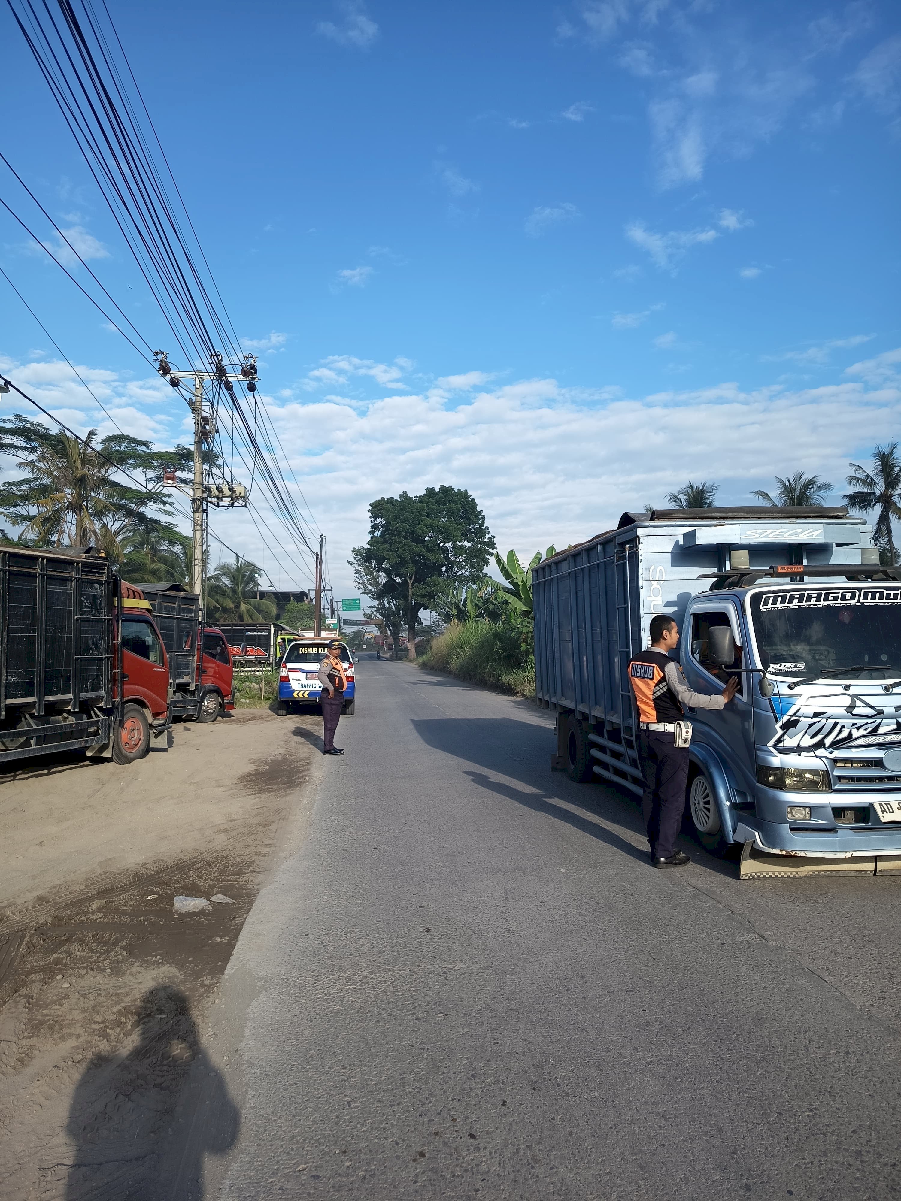 Pagi di Karangnongko: Truk Pasir Kena Sasaran Hunting