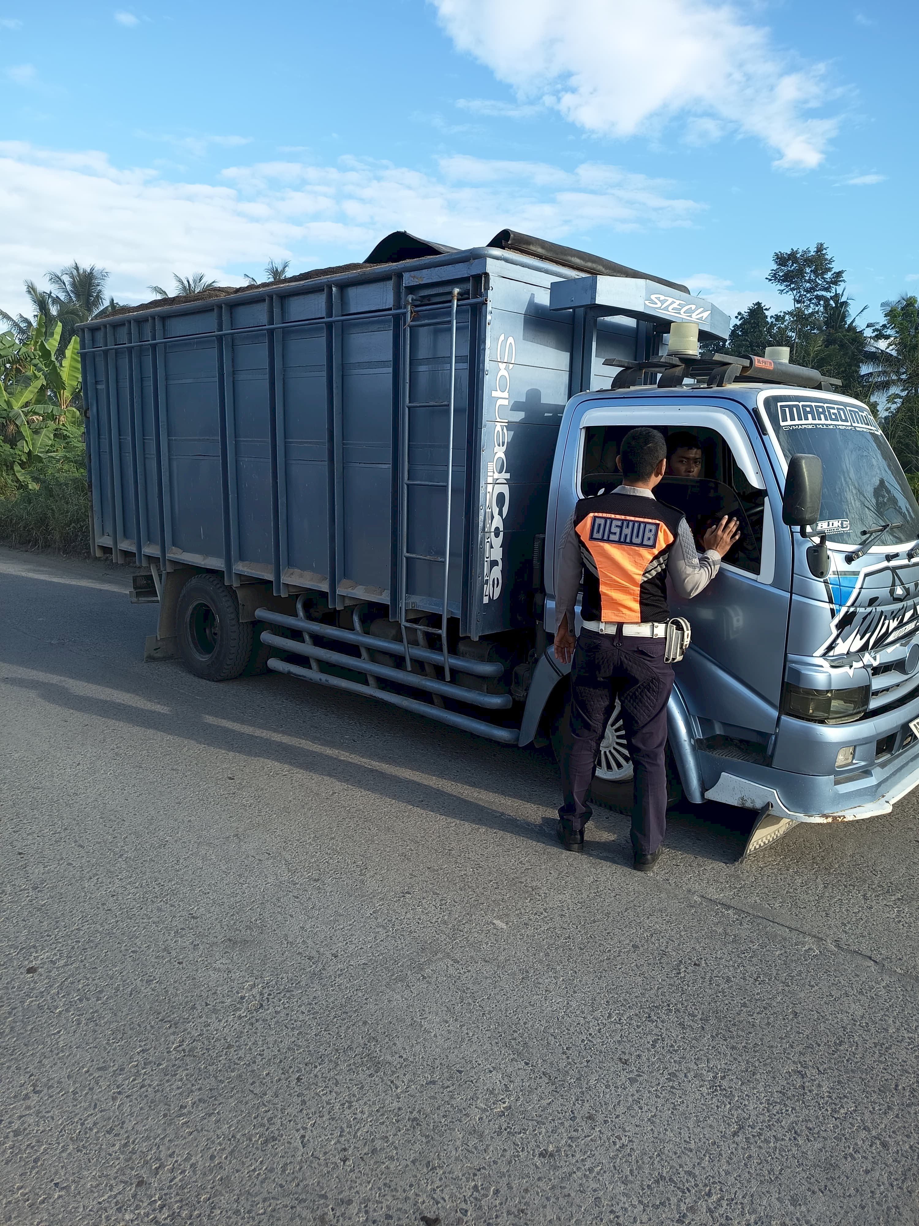 Pagi di Karangnongko: Truk Pasir Kena Sasaran Hunting