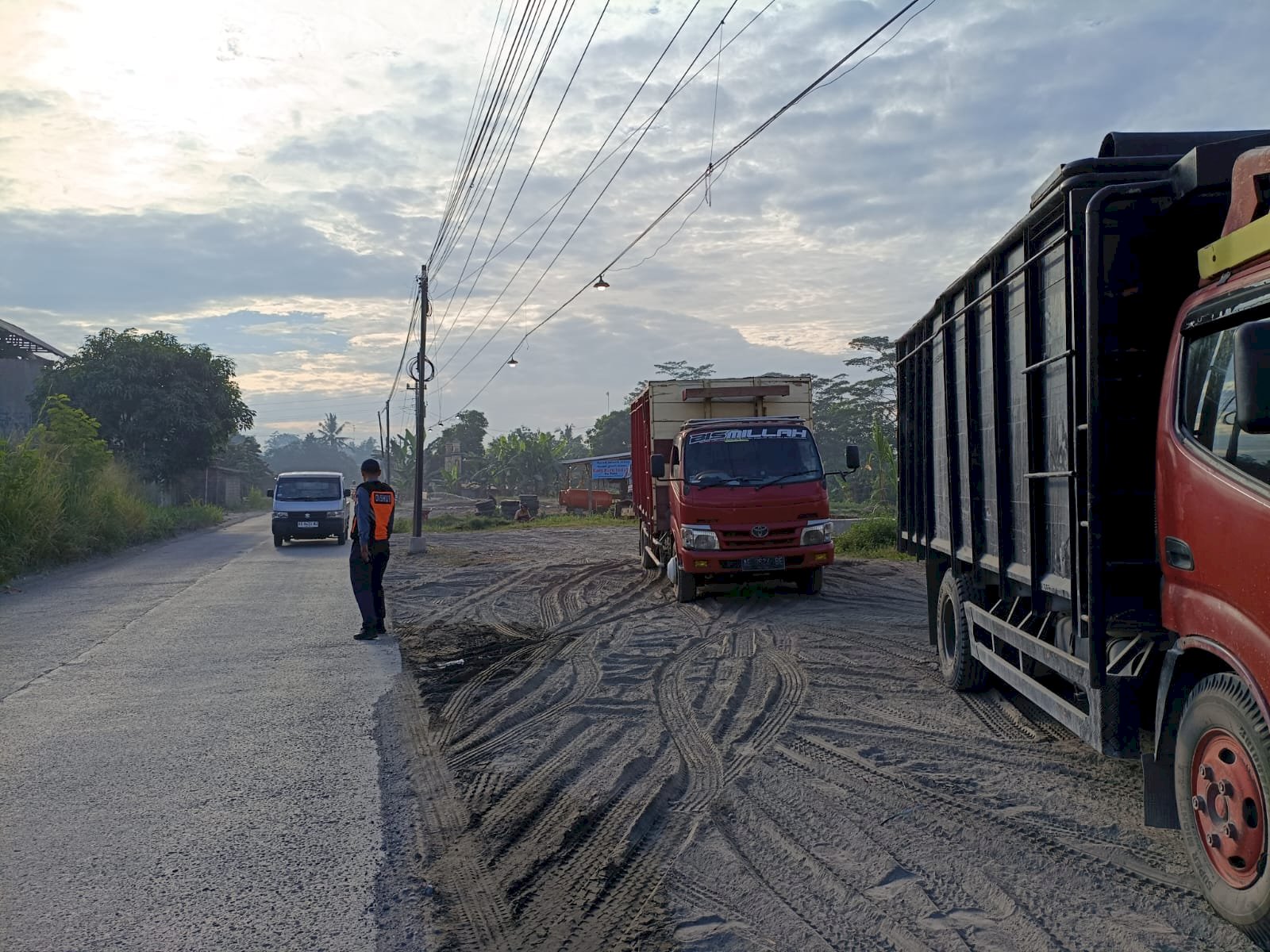 Pagi di Karangnongko: Truk Pasir Kena Sasaran Hunting