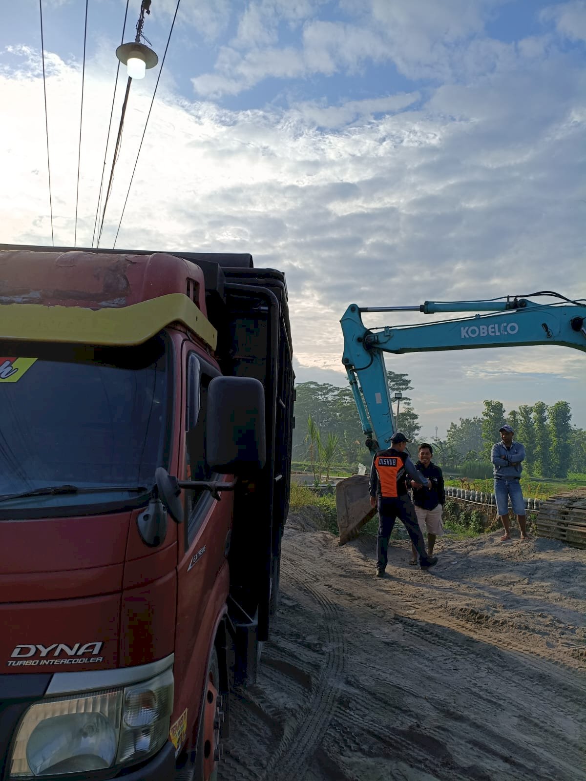 Pagi di Karangnongko: Truk Pasir Kena Sasaran Hunting