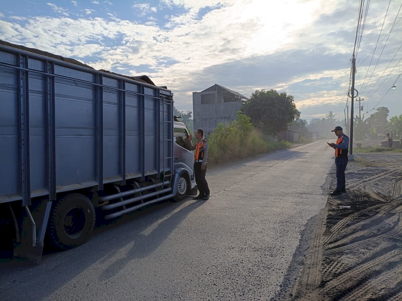 Pagi di Karangnongko: Truk Pasir Kena Sasaran Hunting