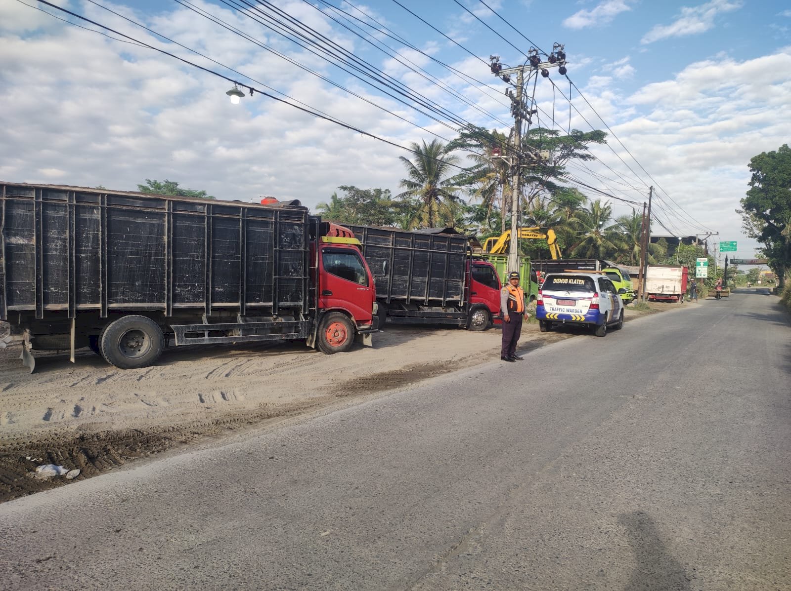Pagi di Karangnongko: Truk Pasir Kena Sasaran Hunting