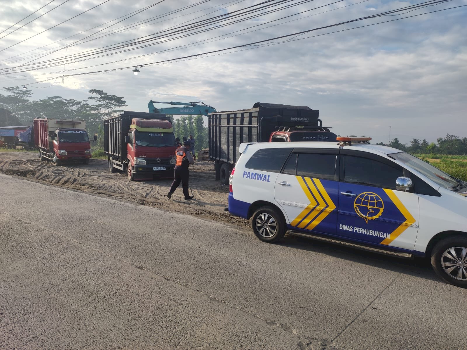 Pagi di Karangnongko: Truk Pasir Kena Sasaran Hunting