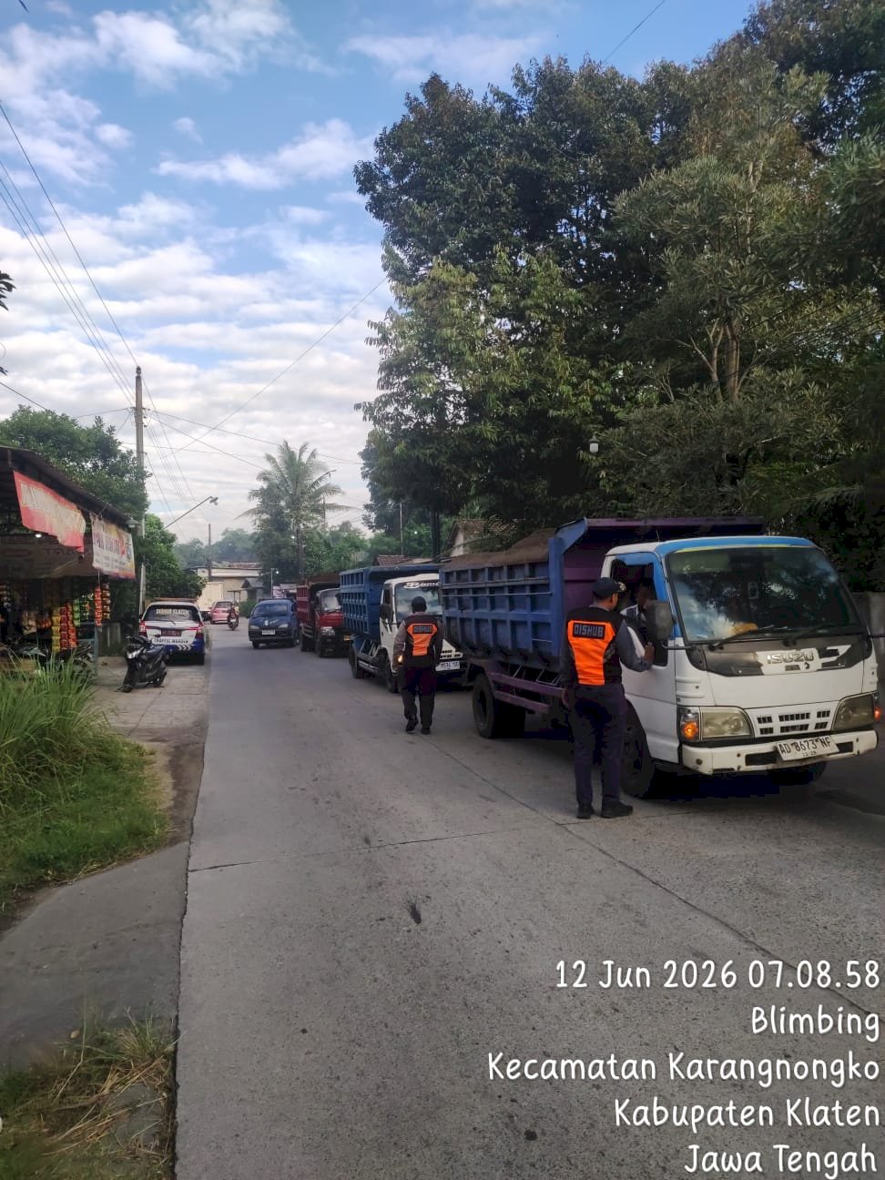 Pagi di Karangnongko: Truk Pasir Kena Sasaran Hunting