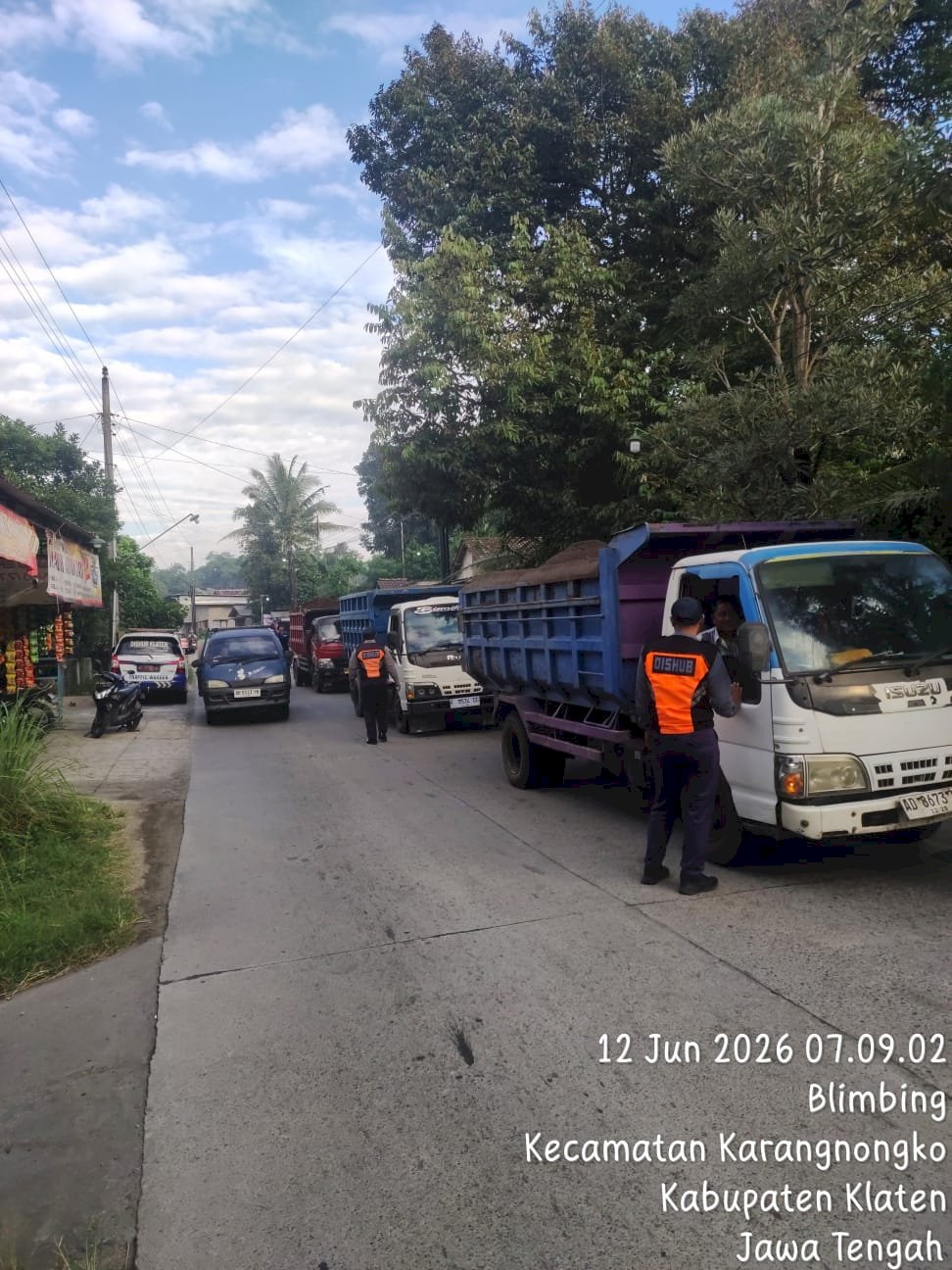 Pagi di Karangnongko: Truk Pasir Kena Sasaran Hunting