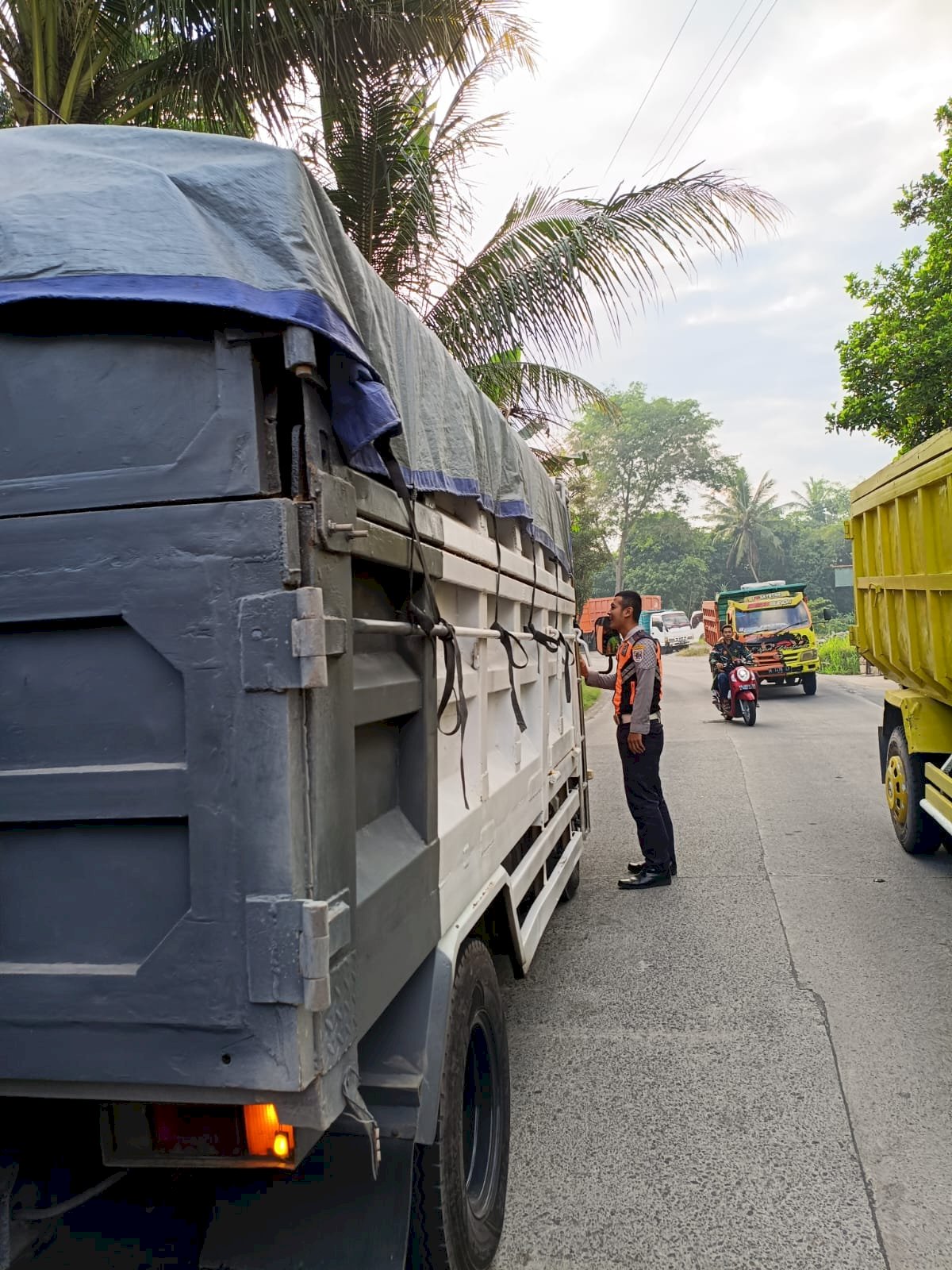 Pagi di Karangnongko: Truk Pasir Kena Sasaran Hunting