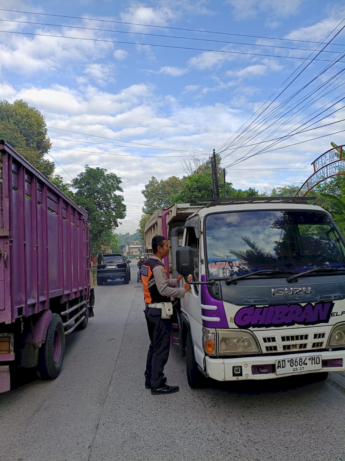 Pagi di Karangnongko: Truk Pasir Kena Sasaran Hunting