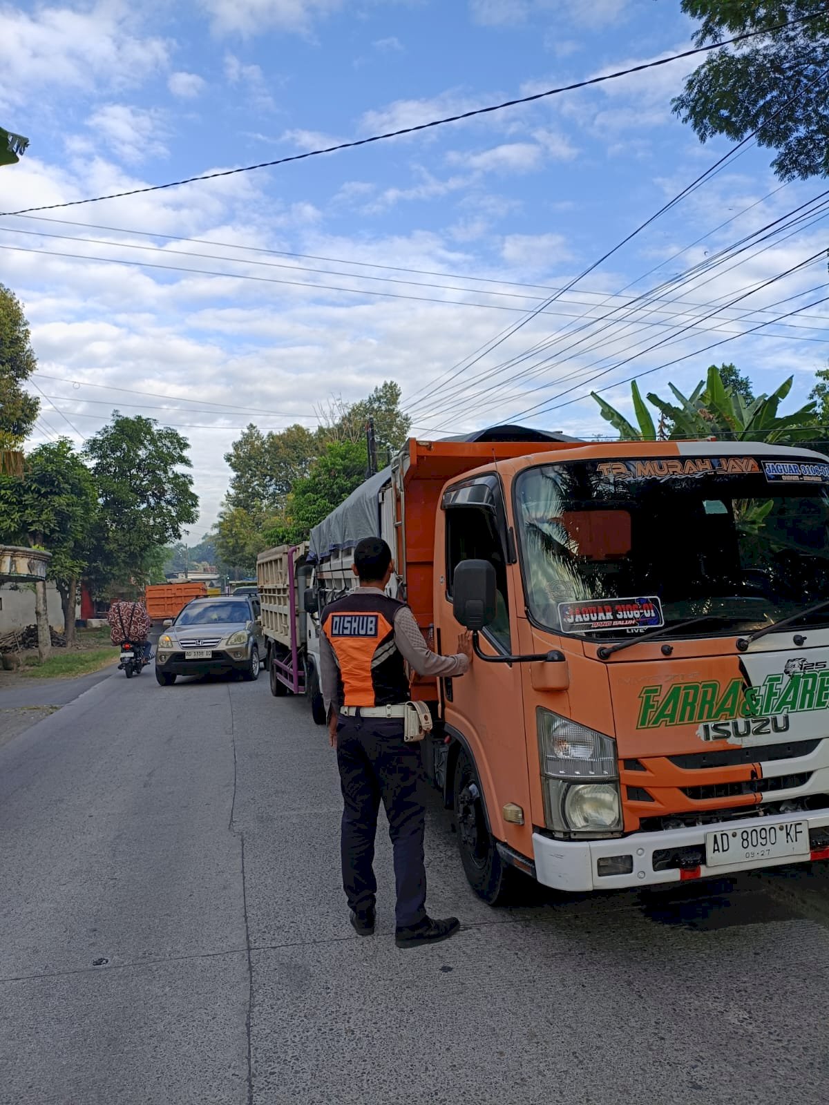 Pagi di Karangnongko: Truk Pasir Kena Sasaran Hunting