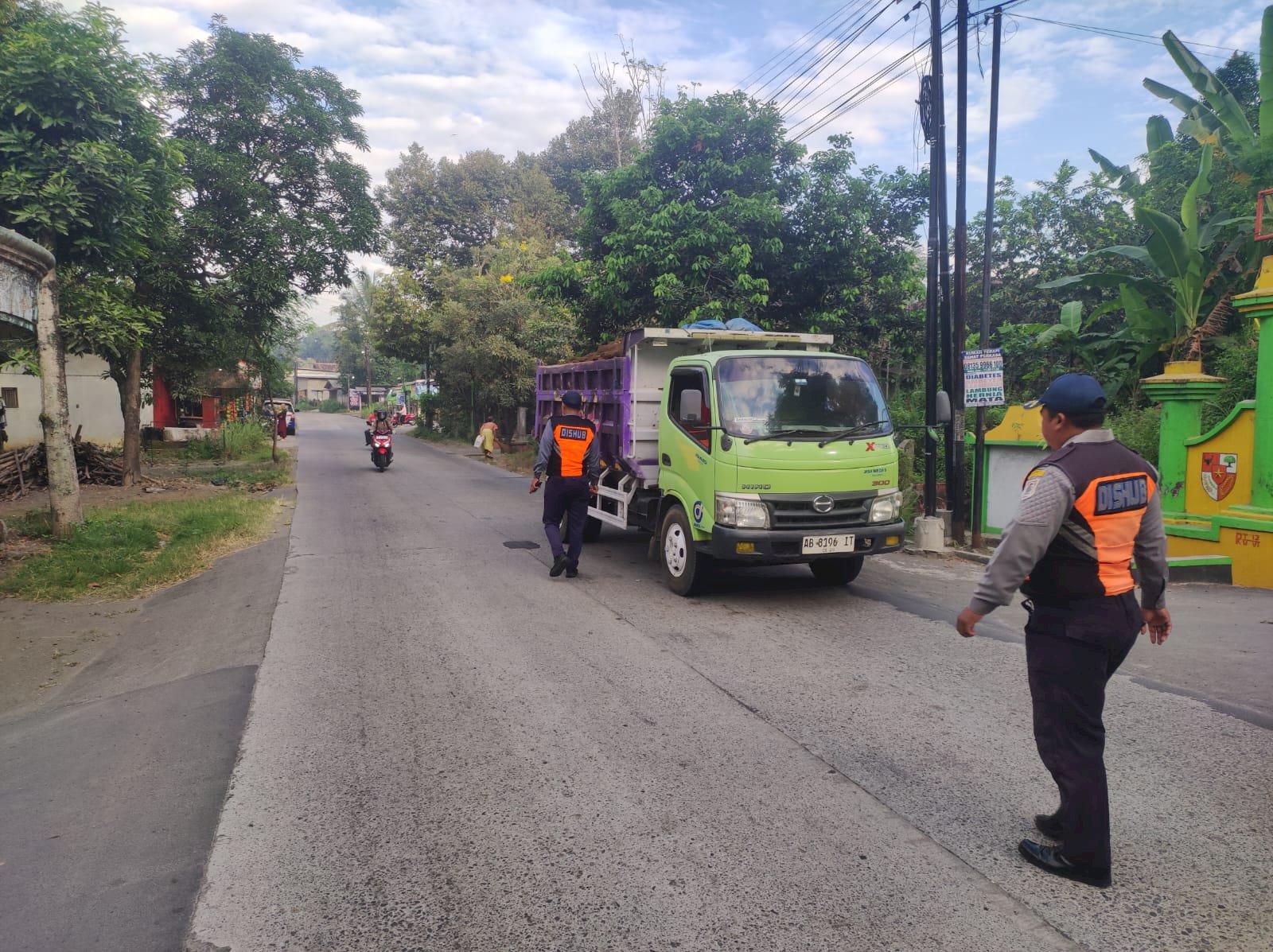 Pagi di Karangnongko: Truk Pasir Kena Sasaran Hunting