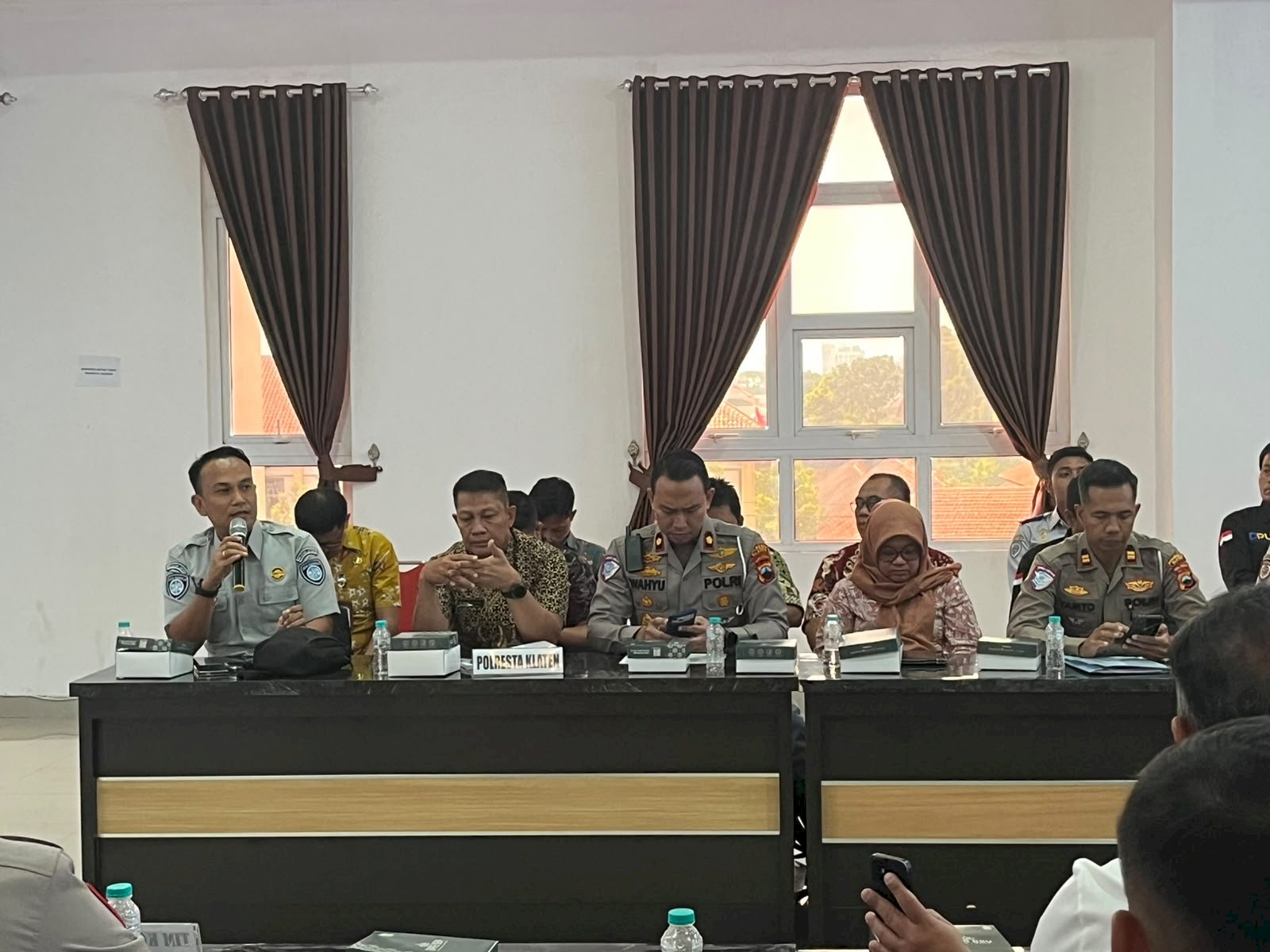 Aturan Berubah, Penjaga Palang Kereta Kini Wajib Bersertifikat KAI