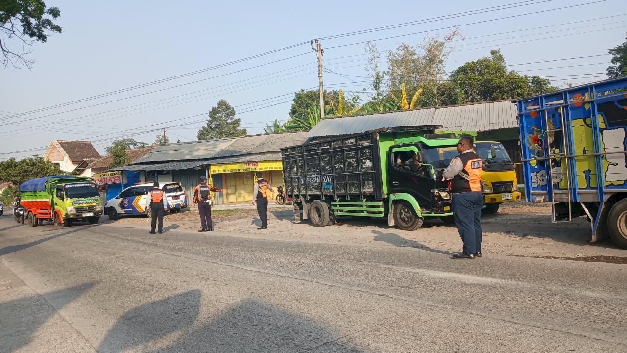 Ngeyel Beroperasi Pagi, 8 Truk Galian C Dihadang Petugas