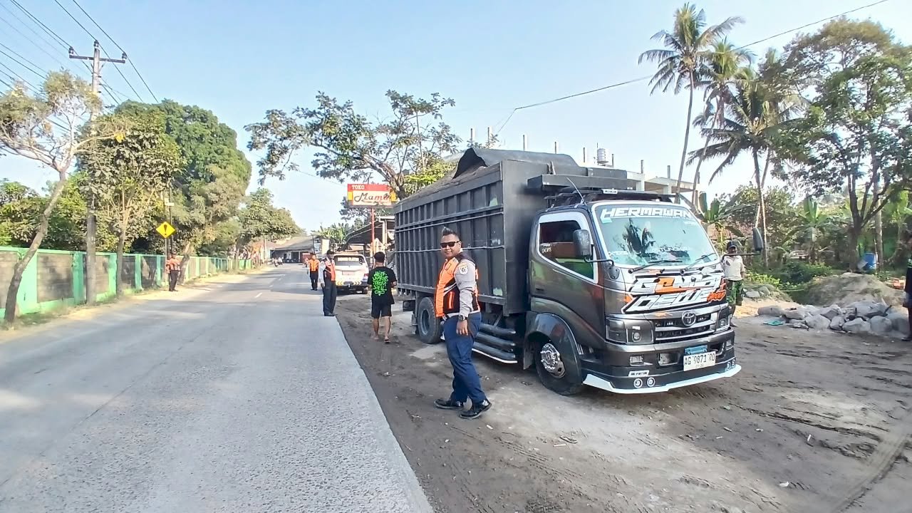 Ngeyel Beroperasi Pagi, 8 Truk Galian C Dihadang Petugas